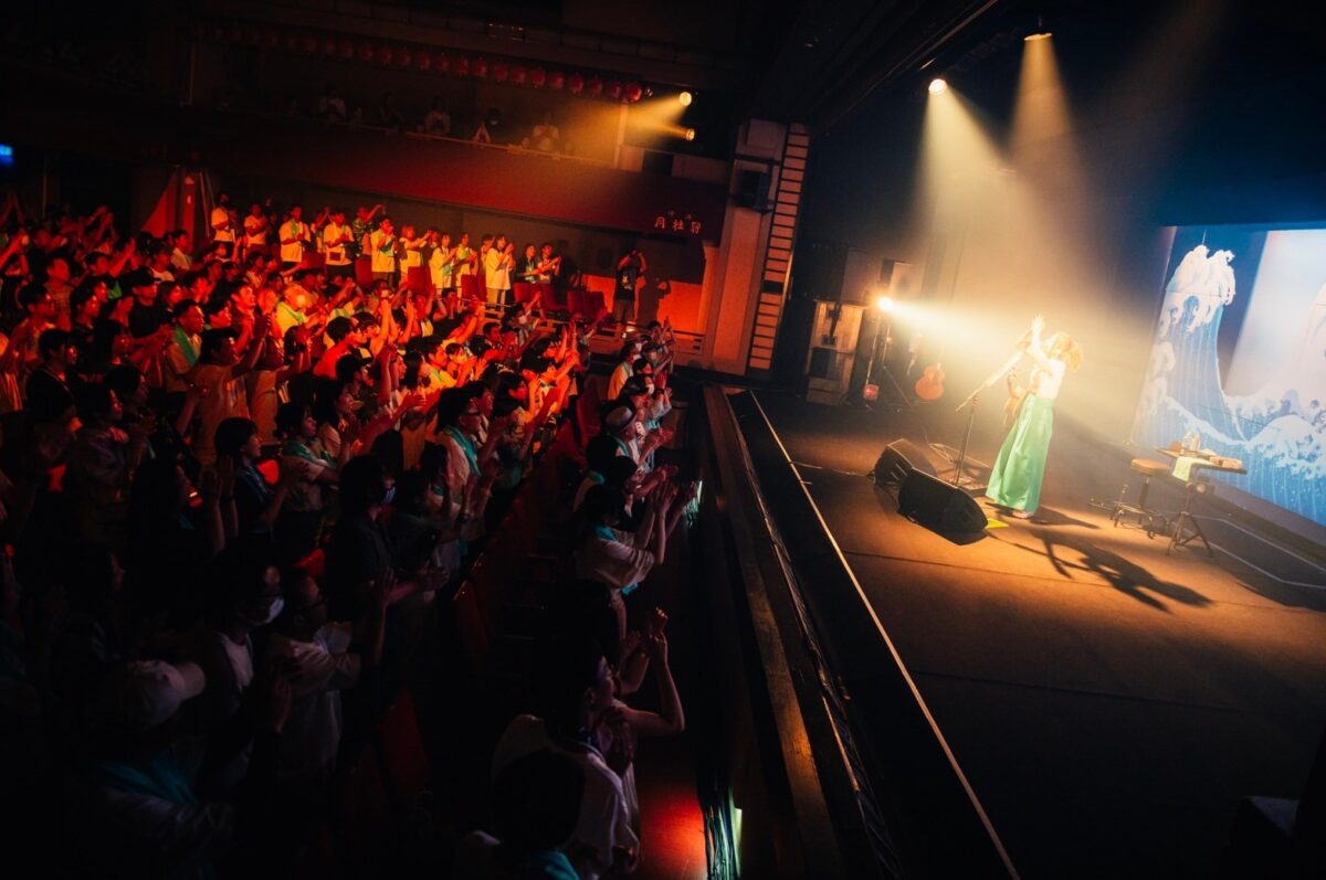 15周年イヤーの阿部真央、弾き語りソロツアー【15th Anniversary Abe Mao Solo Live Tour 2024】ライブレポートが到着！10月からはいよいよバンド編成でZeppツアー開催！