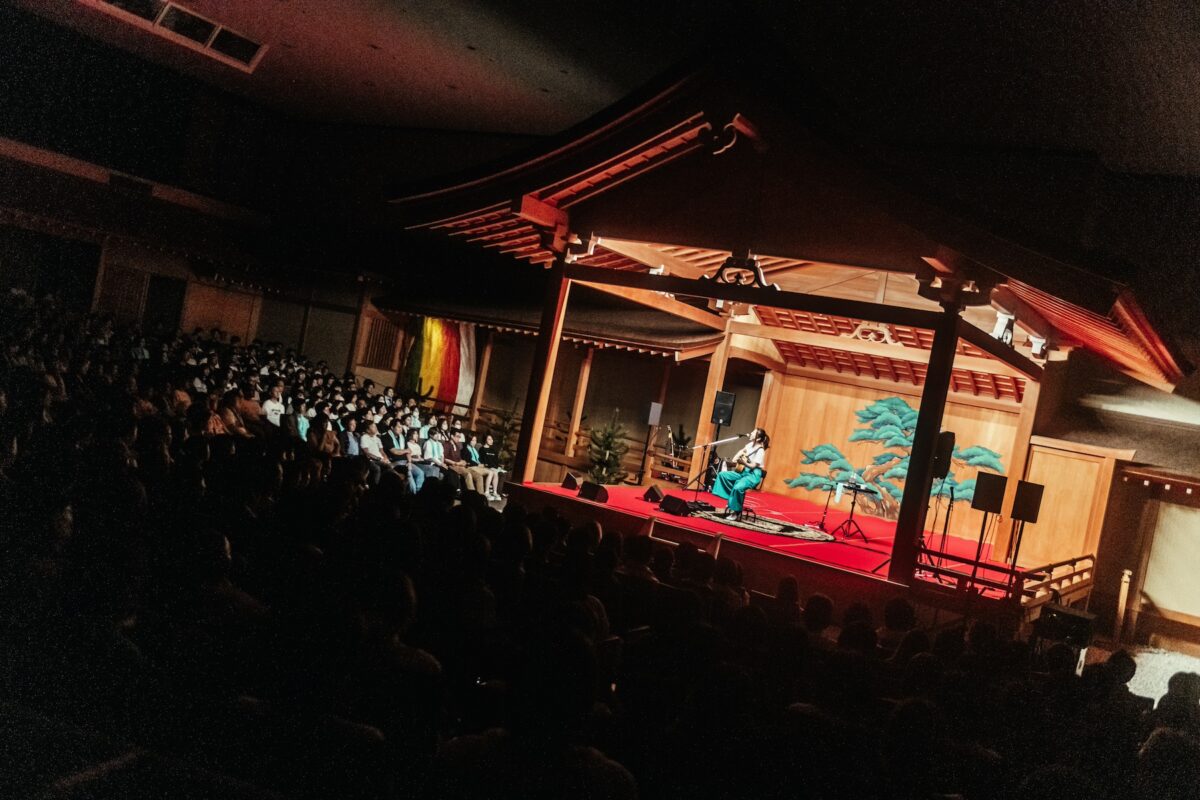 15周年イヤーの阿部真央、弾き語りソロツアー【15th Anniversary Abe Mao Solo Live Tour 2024】ライブレポートが到着！10月からはいよいよバンド編成でZeppツアー開催！