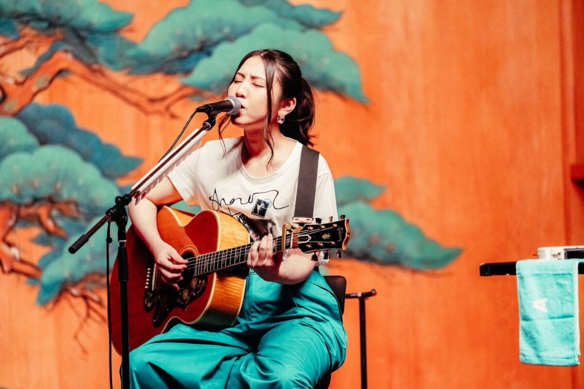15周年イヤーの阿部真央、弾き語りソロツアー【15th Anniversary Abe Mao Solo Live Tour 2024】ライブレポートが到着！10月からはいよいよバンド編成でZeppツアー開催！