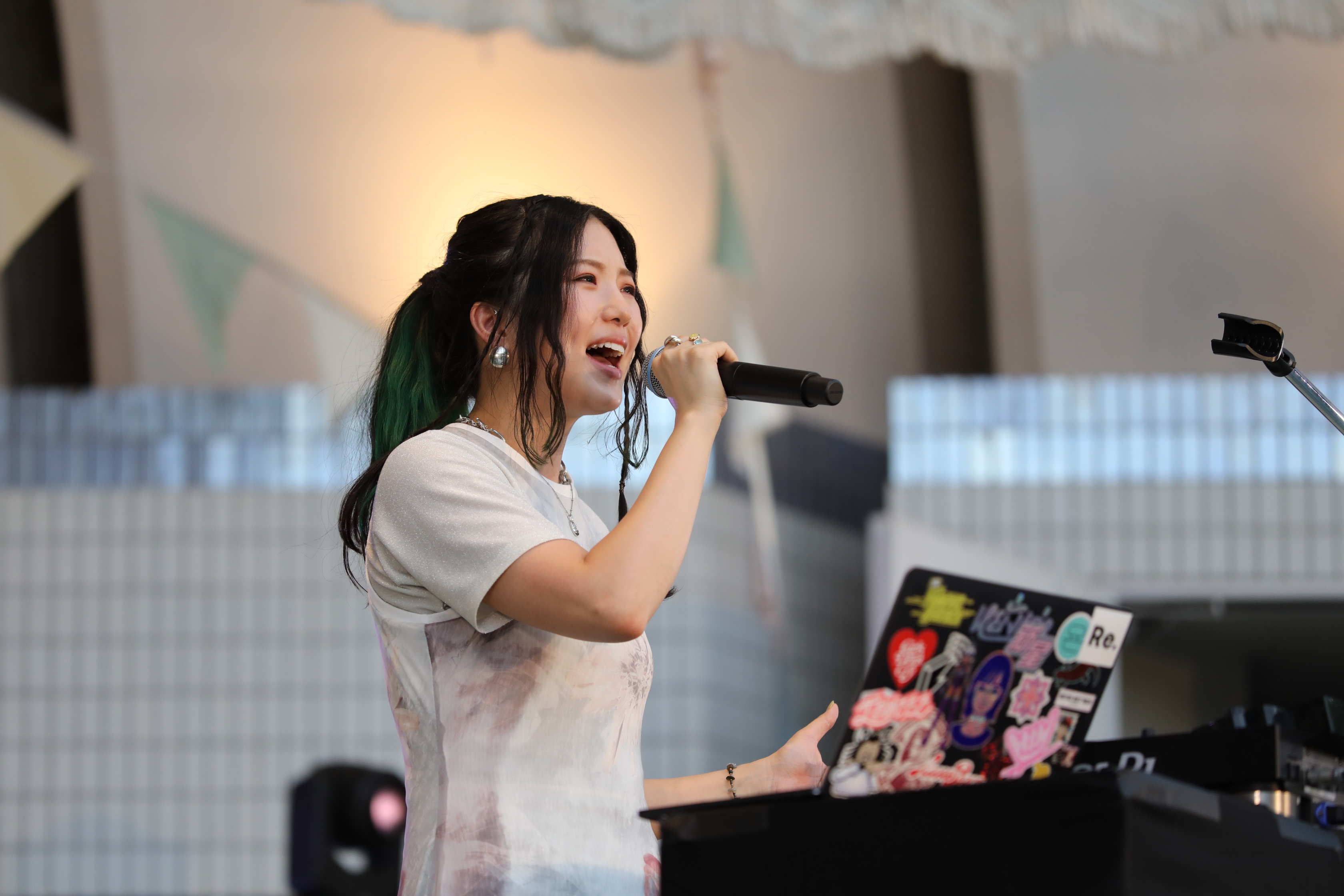 May.J、S.T.Kが、世界平和を願いフリーライブを実施 ライブステージとトークステージで熱い思いを語り6200人を魅了! 3 May.J、S.T.Kが、世界平和を願いフリーライブを実施 ライブステージとトークステージで熱い思いを語り6200人を魅了!