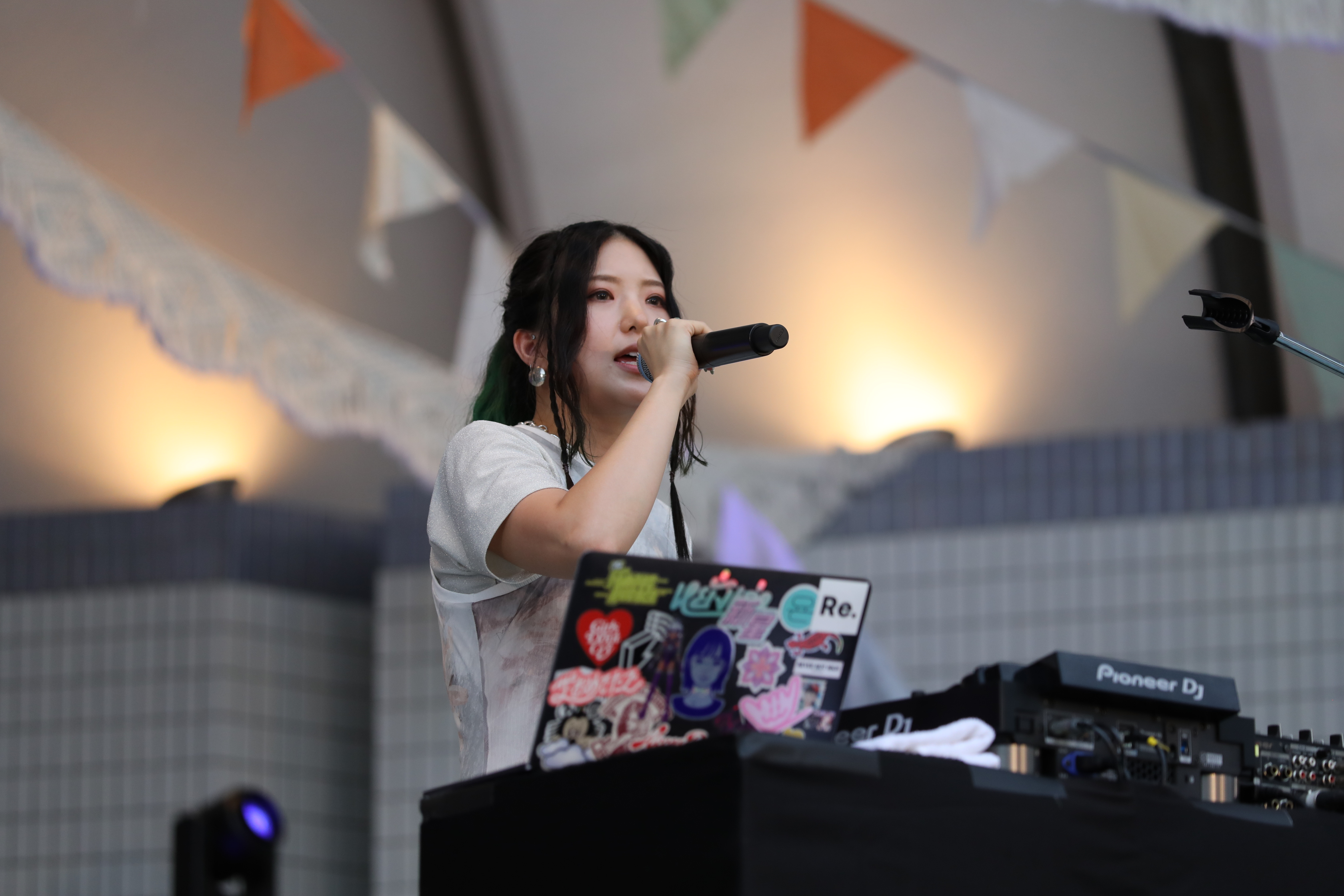 May.J、S.T.Kが、世界平和を願いフリーライブを実施 ライブステージとトークステージで熱い思いを語り6200人を魅了! 17 May.J、S.T.Kが、世界平和を願いフリーライブを実施 ライブステージとトークステージで熱い思いを語り6200人を魅了!