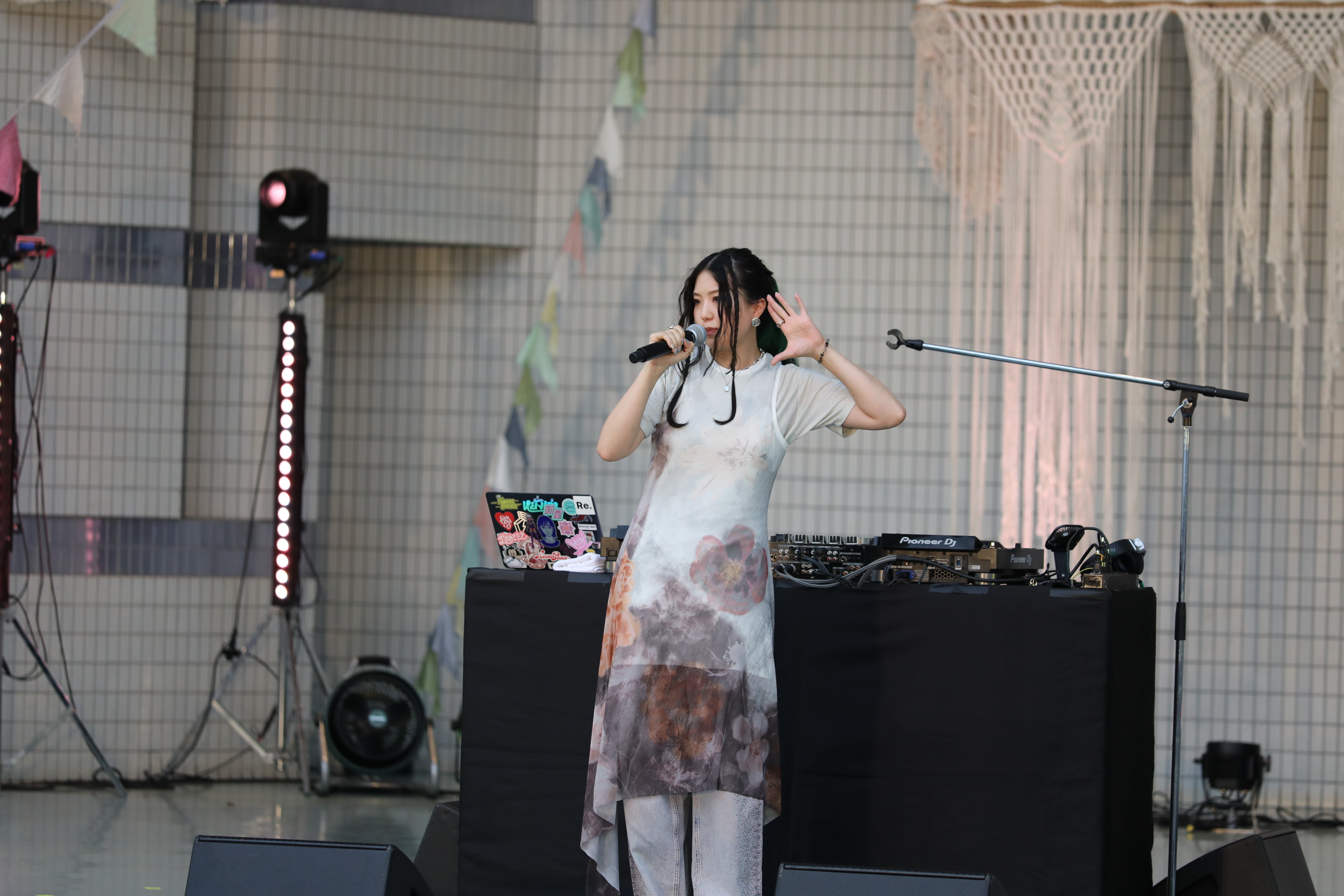 May.J、S.T.Kが、世界平和を願いフリーライブを実施 ライブステージとトークステージで熱い思いを語り6200人を魅了! 19 May.J、S.T.Kが、世界平和を願いフリーライブを実施 ライブステージとトークステージで熱い思いを語り6200人を魅了!