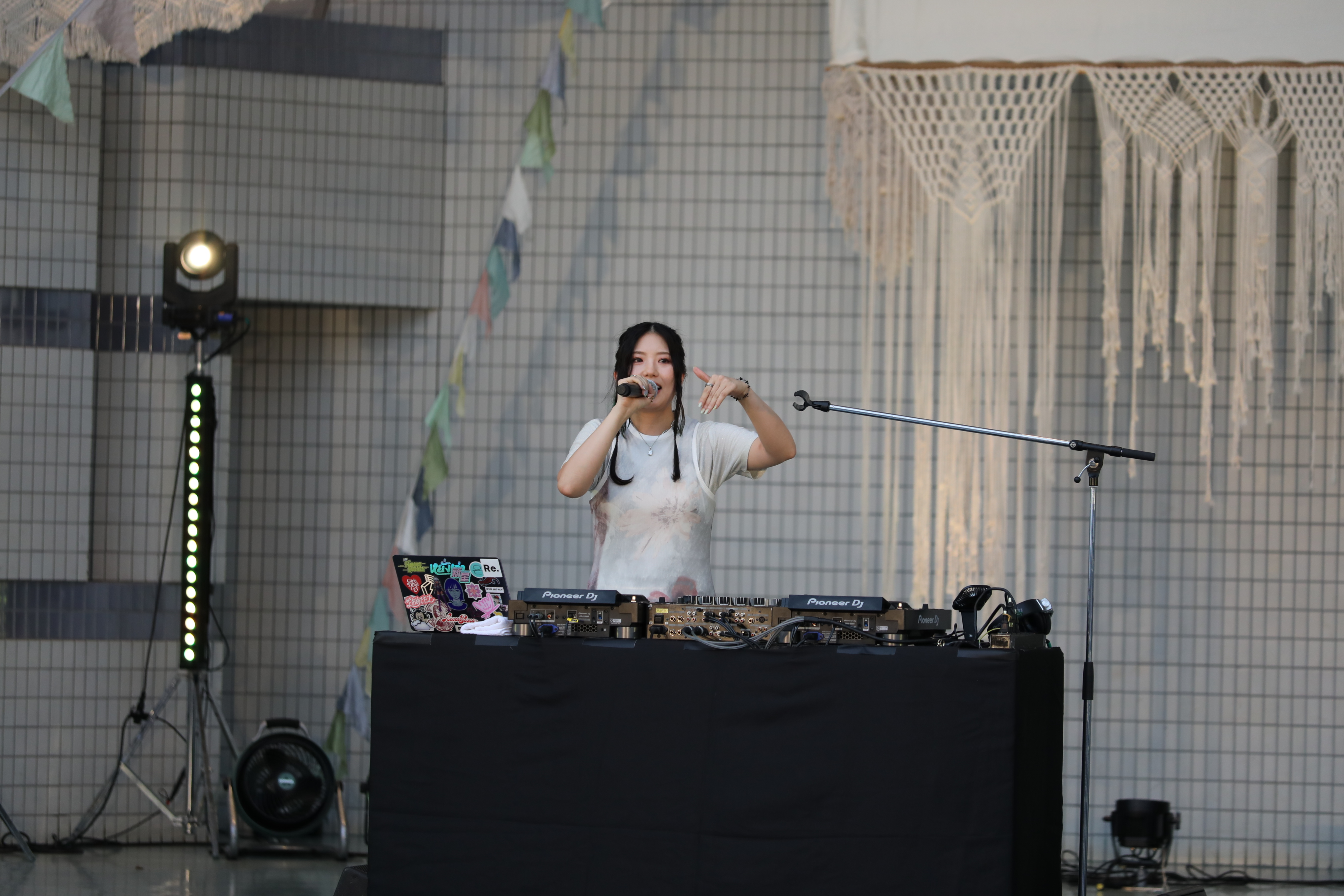 May.J、S.T.Kが、世界平和を願いフリーライブを実施 ライブステージとトークステージで熱い思いを語り6200人を魅了! 20 May.J、S.T.Kが、世界平和を願いフリーライブを実施 ライブステージとトークステージで熱い思いを語り6200人を魅了!