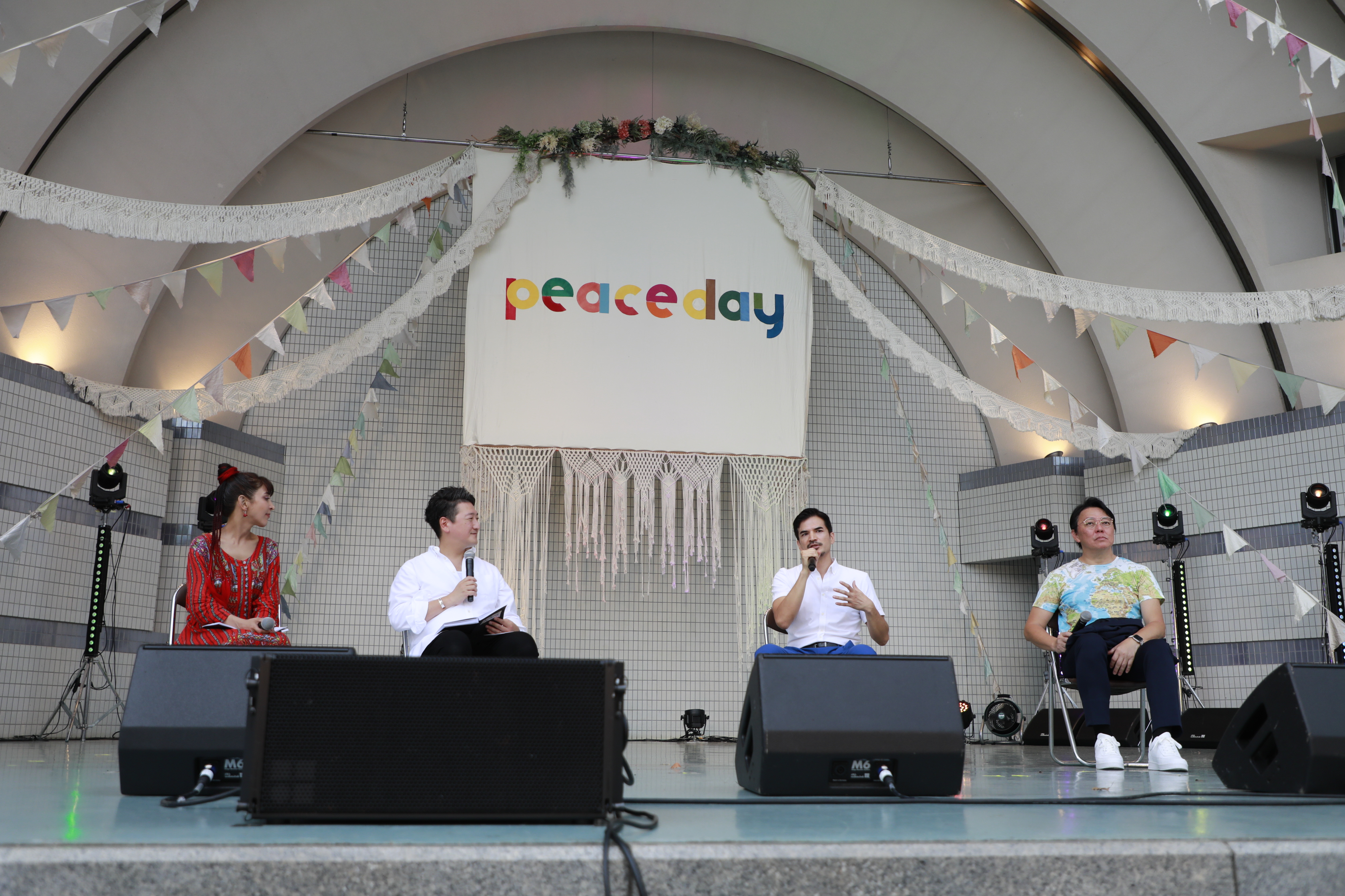 May.J、S.T.Kが、世界平和を願いフリーライブを実施 ライブステージとトークステージで熱い思いを語り6200人を魅了! 22 May.J、S.T.Kが、世界平和を願いフリーライブを実施 ライブステージとトークステージで熱い思いを語り6200人を魅了!