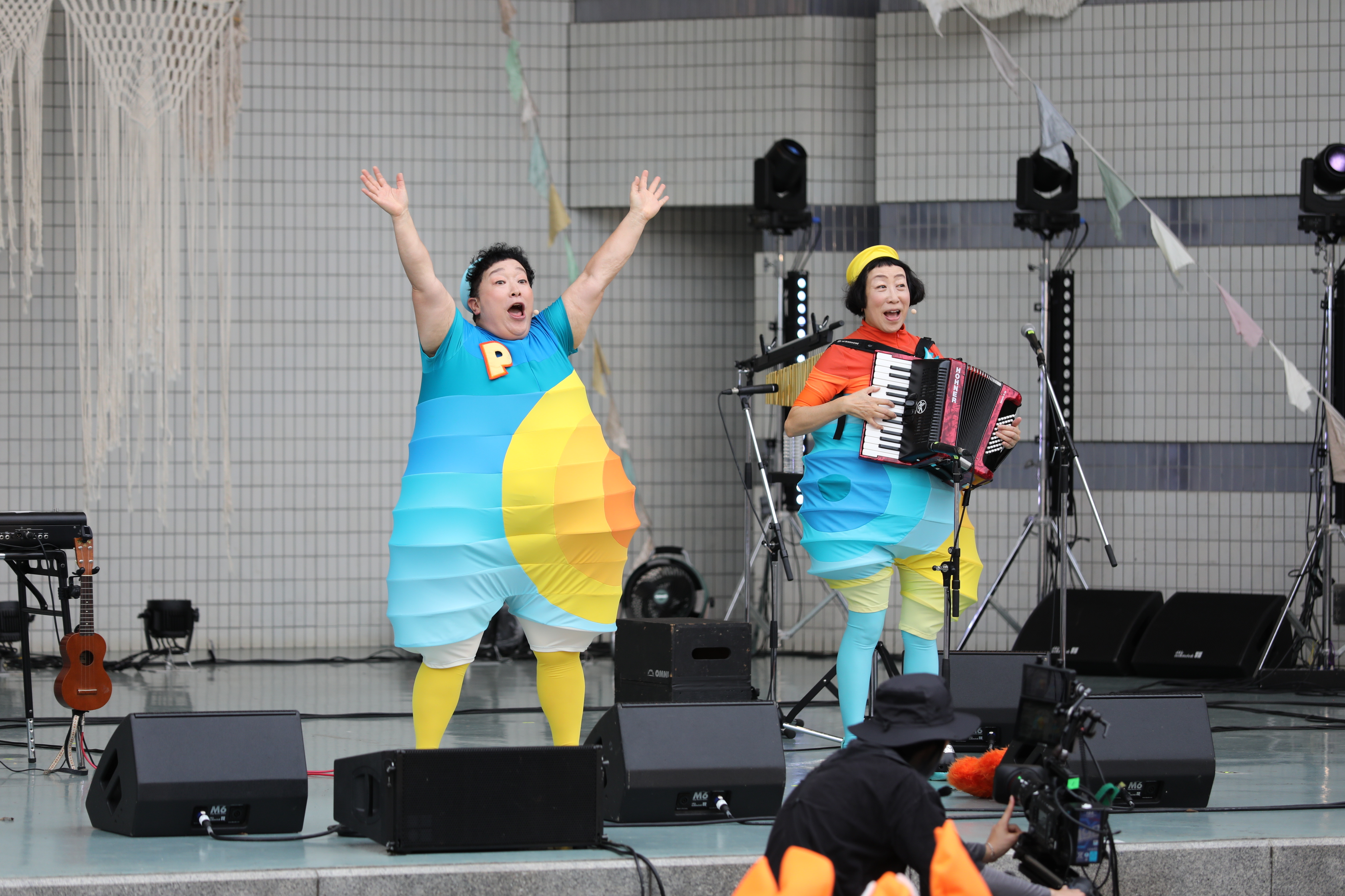 May.J、S.T.Kが、世界平和を願いフリーライブを実施 ライブステージとトークステージで熱い思いを語り6200人を魅了! 25 May.J、S.T.Kが、世界平和を願いフリーライブを実施 ライブステージとトークステージで熱い思いを語り6200人を魅了!