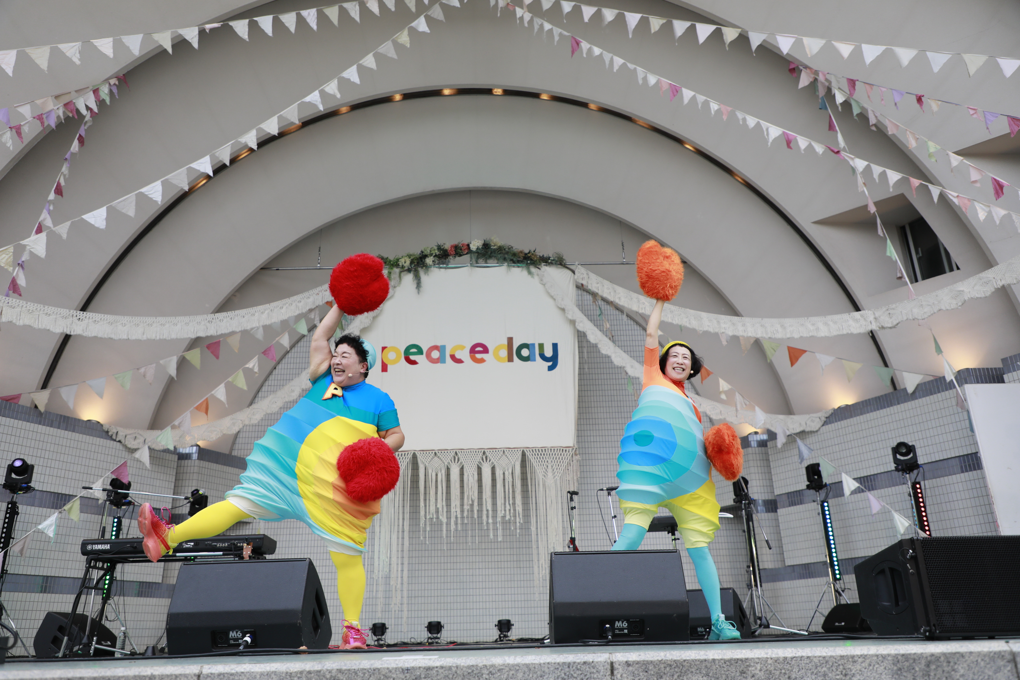 May.J、S.T.Kが、世界平和を願いフリーライブを実施 ライブステージとトークステージで熱い思いを語り6200人を魅了! 2 May.J、S.T.Kが、世界平和を願いフリーライブを実施 ライブステージとトークステージで熱い思いを語り6200人を魅了!