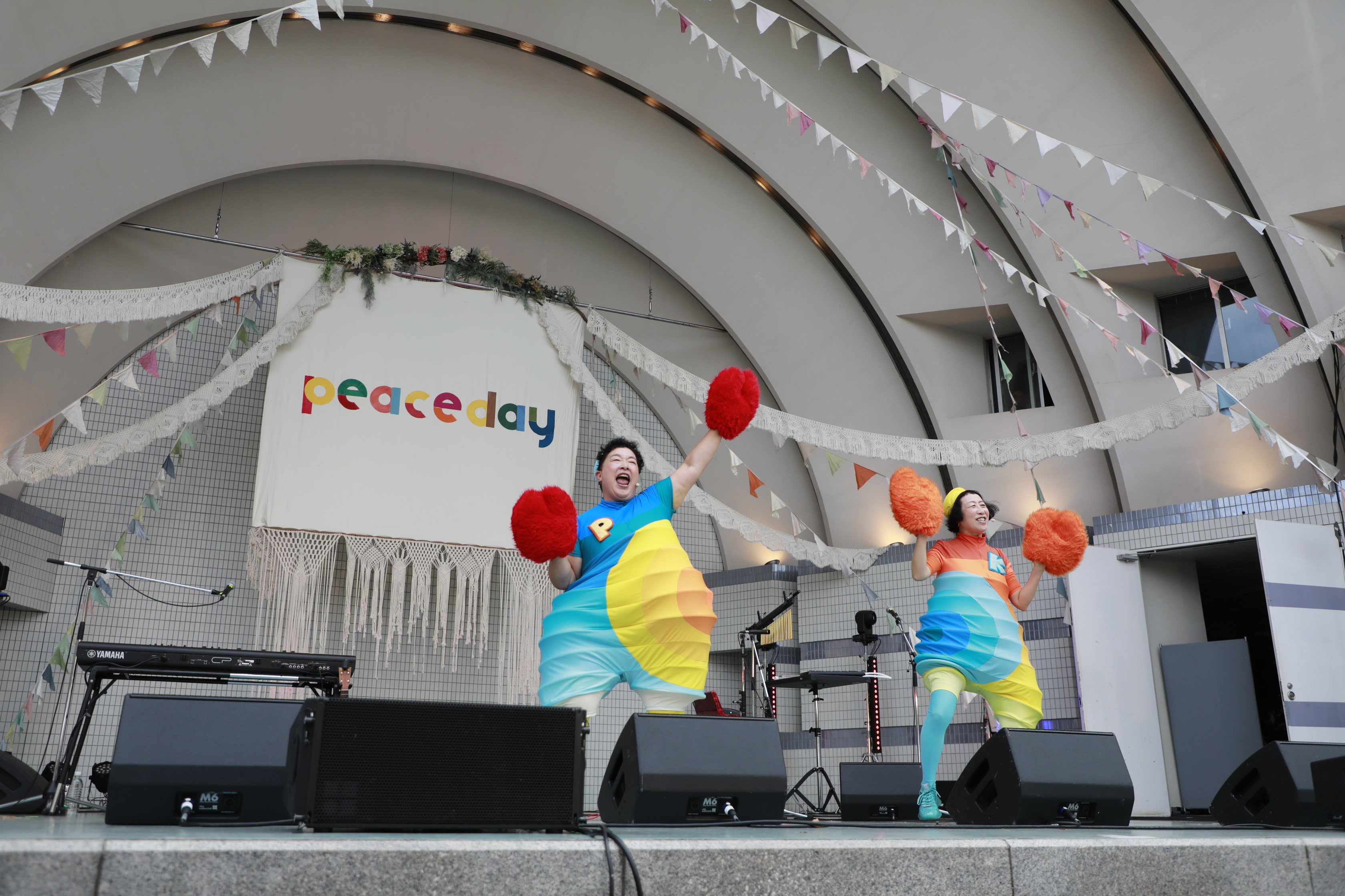 May.J、S.T.Kが、世界平和を願いフリーライブを実施 ライブステージとトークステージで熱い思いを語り6200人を魅了! 27 May.J、S.T.Kが、世界平和を願いフリーライブを実施 ライブステージとトークステージで熱い思いを語り6200人を魅了!