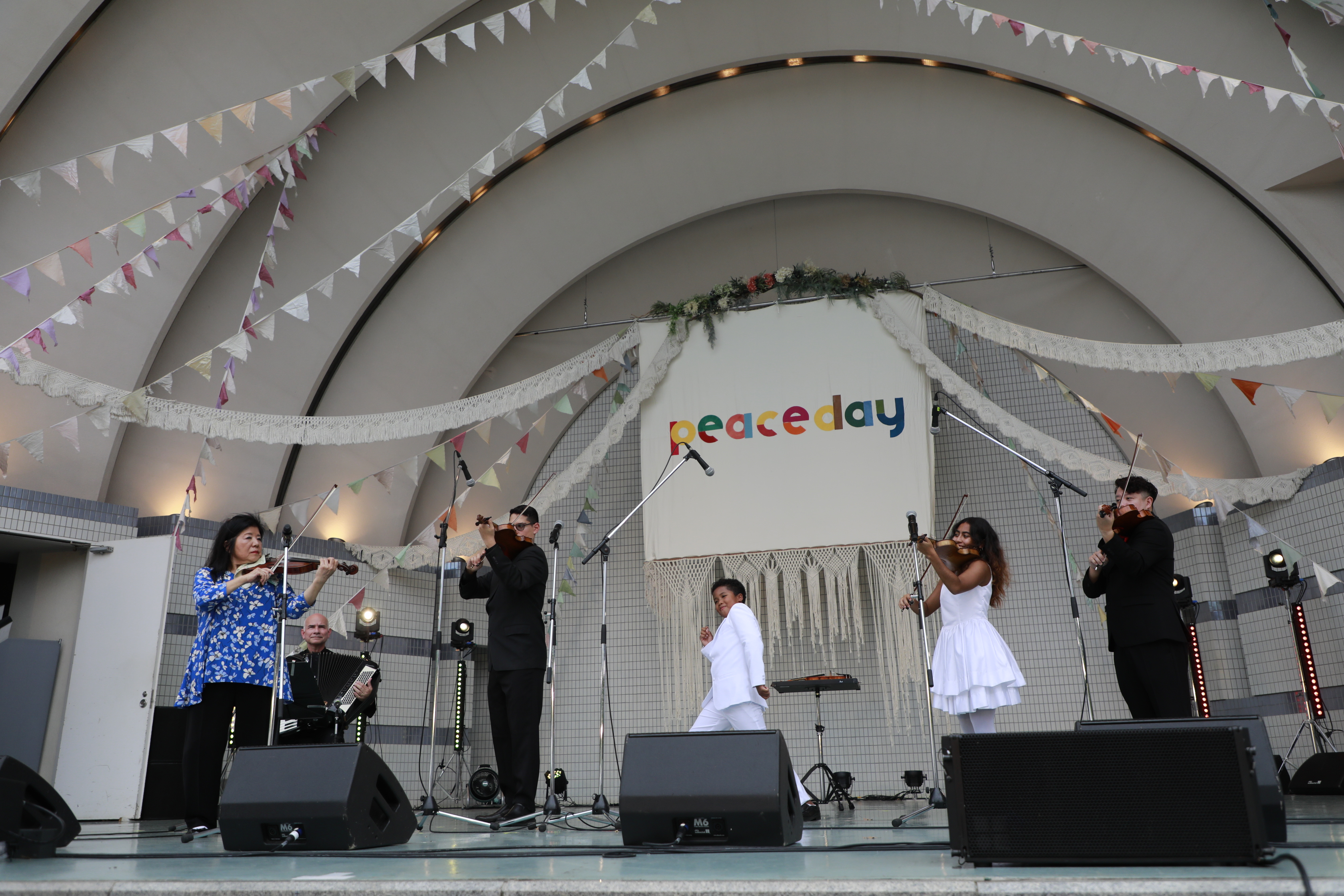 May.J、S.T.Kが、世界平和を願いフリーライブを実施 ライブステージとトークステージで熱い思いを語り6200人を魅了! 33 May.J、S.T.Kが、世界平和を願いフリーライブを実施 ライブステージとトークステージで熱い思いを語り6200人を魅了!