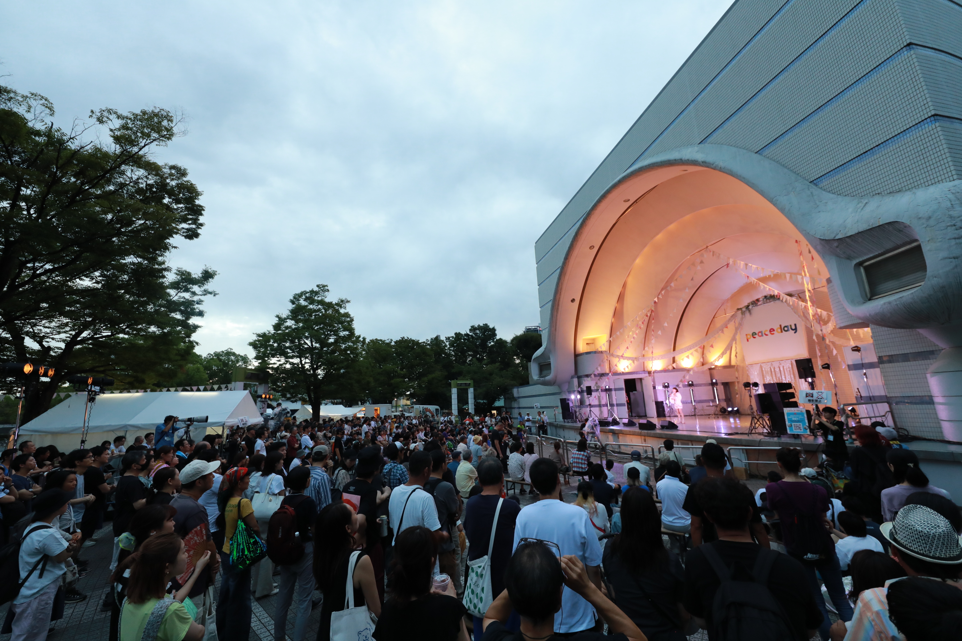 May.J、S.T.Kが、世界平和を願いフリーライブを実施 ライブステージとトークステージで熱い思いを語り6200人を魅了! 9 May.J、S.T.Kが、世界平和を願いフリーライブを実施 ライブステージとトークステージで熱い思いを語り6200人を魅了!