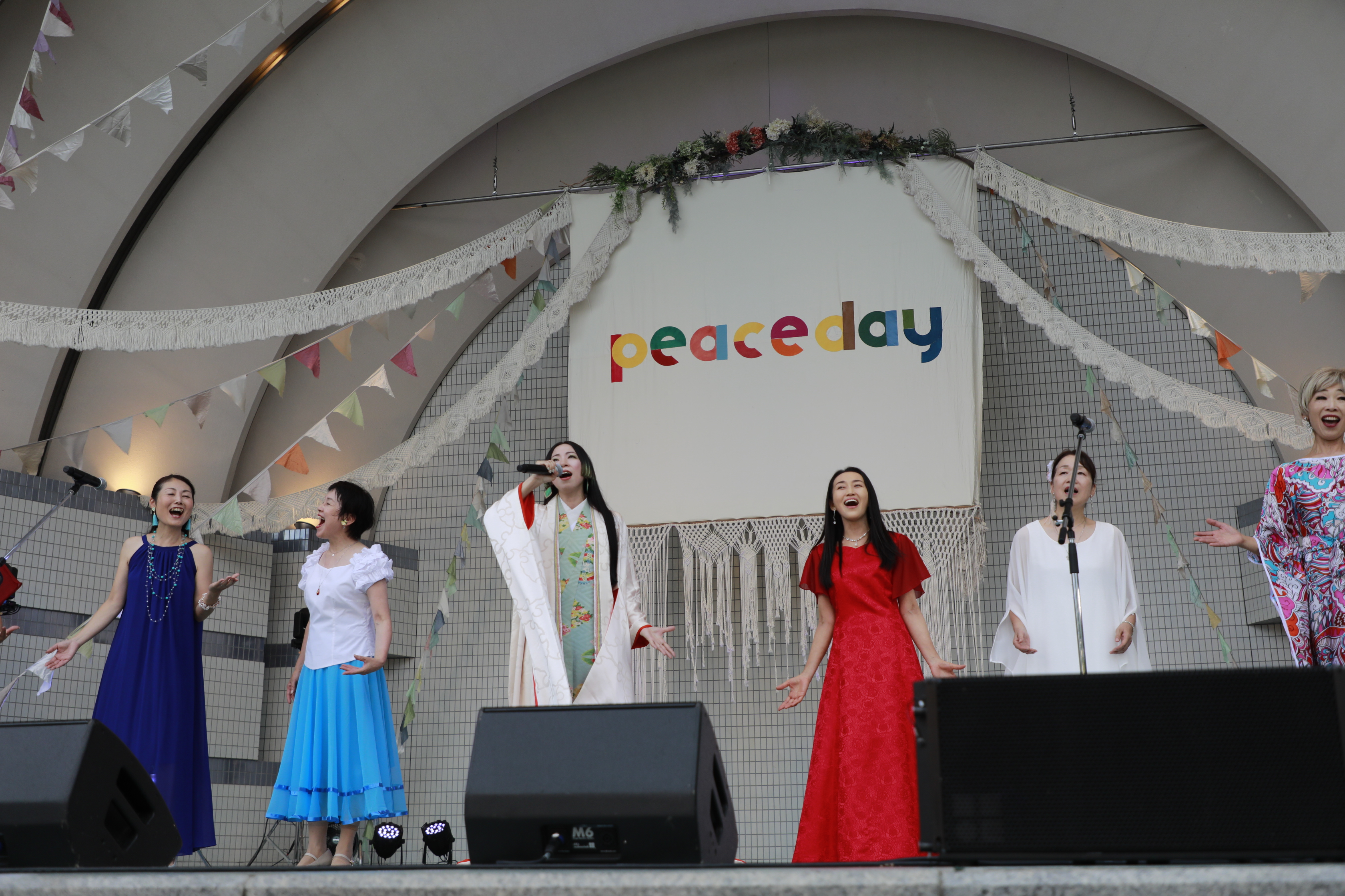 May.J、S.T.Kが、世界平和を願いフリーライブを実施 ライブステージとトークステージで熱い思いを語り6200人を魅了! 37 May.J、S.T.Kが、世界平和を願いフリーライブを実施 ライブステージとトークステージで熱い思いを語り6200人を魅了!