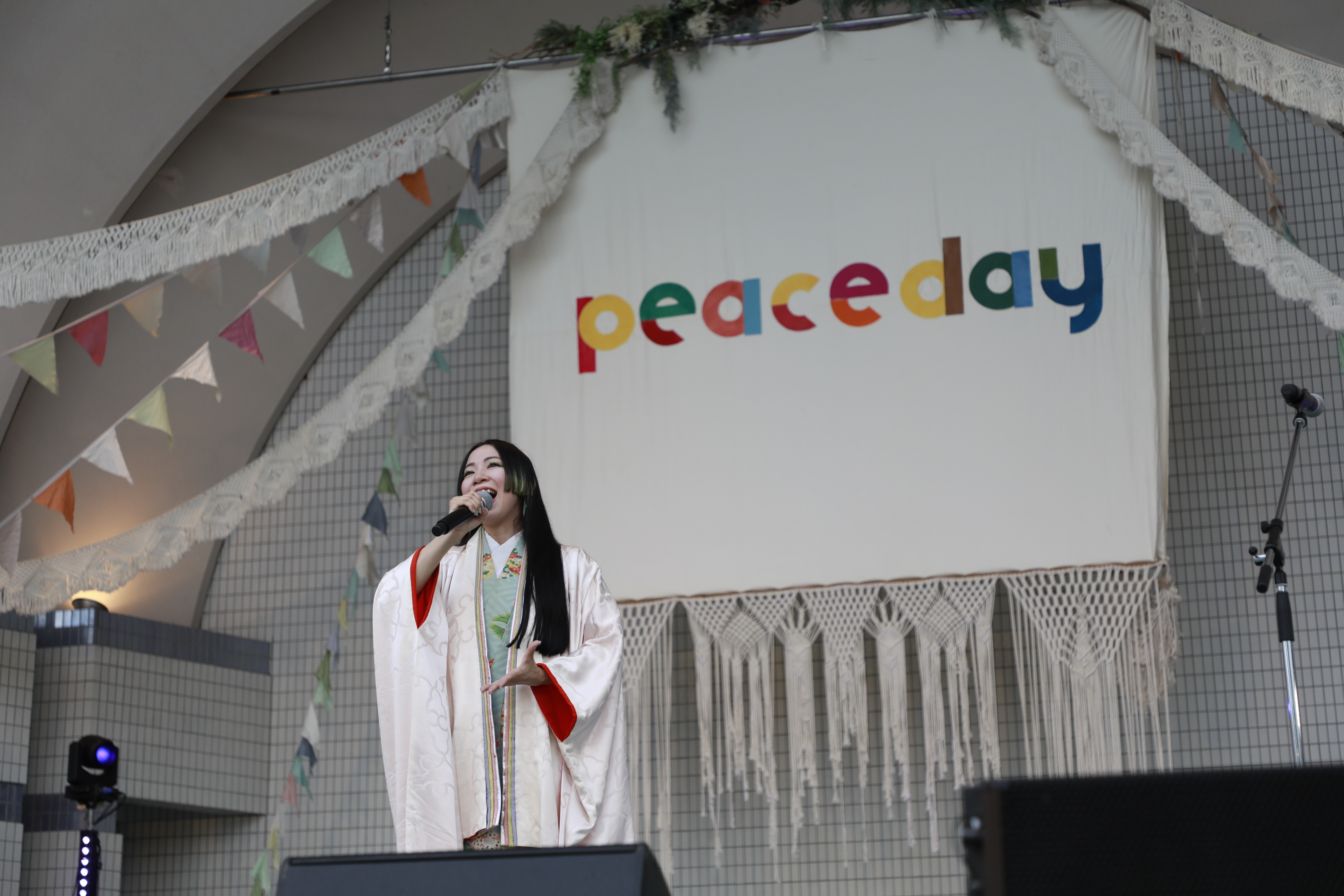 May.J、S.T.Kが、世界平和を願いフリーライブを実施 ライブステージとトークステージで熱い思いを語り6200人を魅了! 38 May.J、S.T.Kが、世界平和を願いフリーライブを実施 ライブステージとトークステージで熱い思いを語り6200人を魅了!