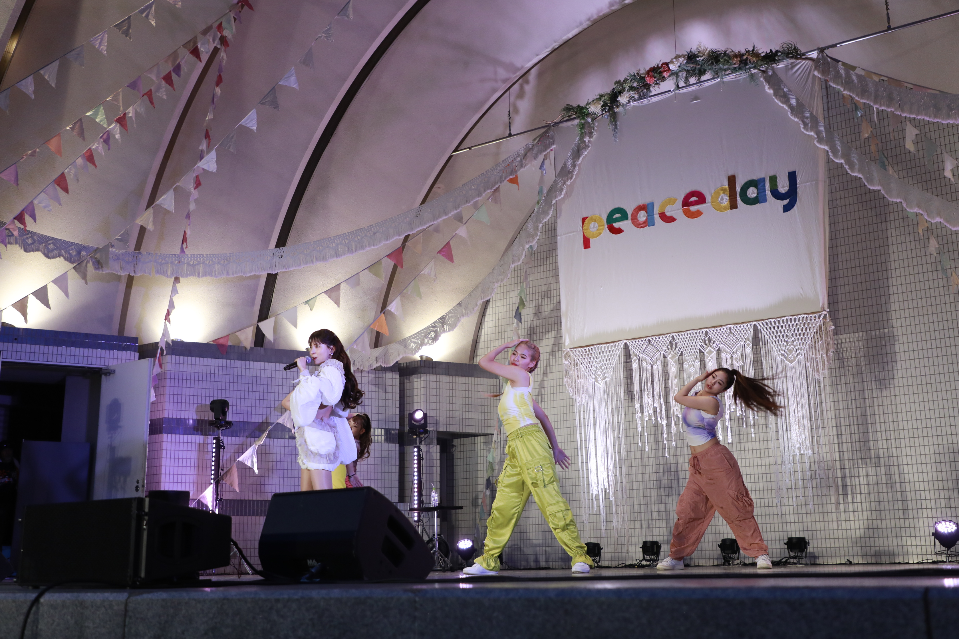 May.J、S.T.Kが、世界平和を願いフリーライブを実施 ライブステージとトークステージで熱い思いを語り6200人を魅了! 10 May.J、S.T.Kが、世界平和を願いフリーライブを実施 ライブステージとトークステージで熱い思いを語り6200人を魅了!