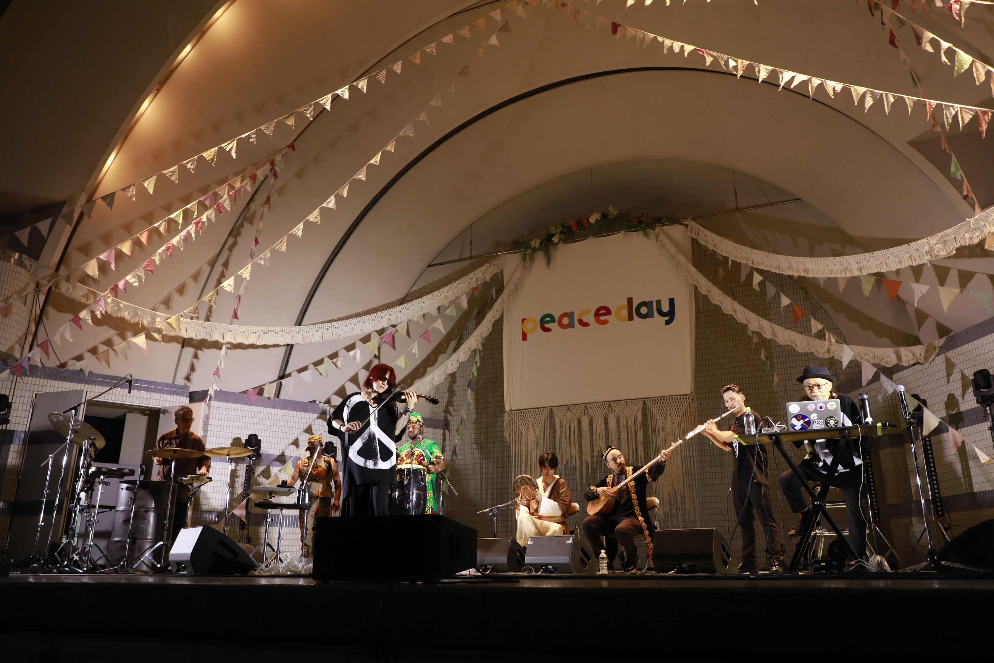 May.J、S.T.Kが、世界平和を願いフリーライブを実施 ライブステージとトークステージで熱い思いを語り6200人を魅了! 14 May.J、S.T.Kが、世界平和を願いフリーライブを実施 ライブステージとトークステージで熱い思いを語り6200人を魅了!