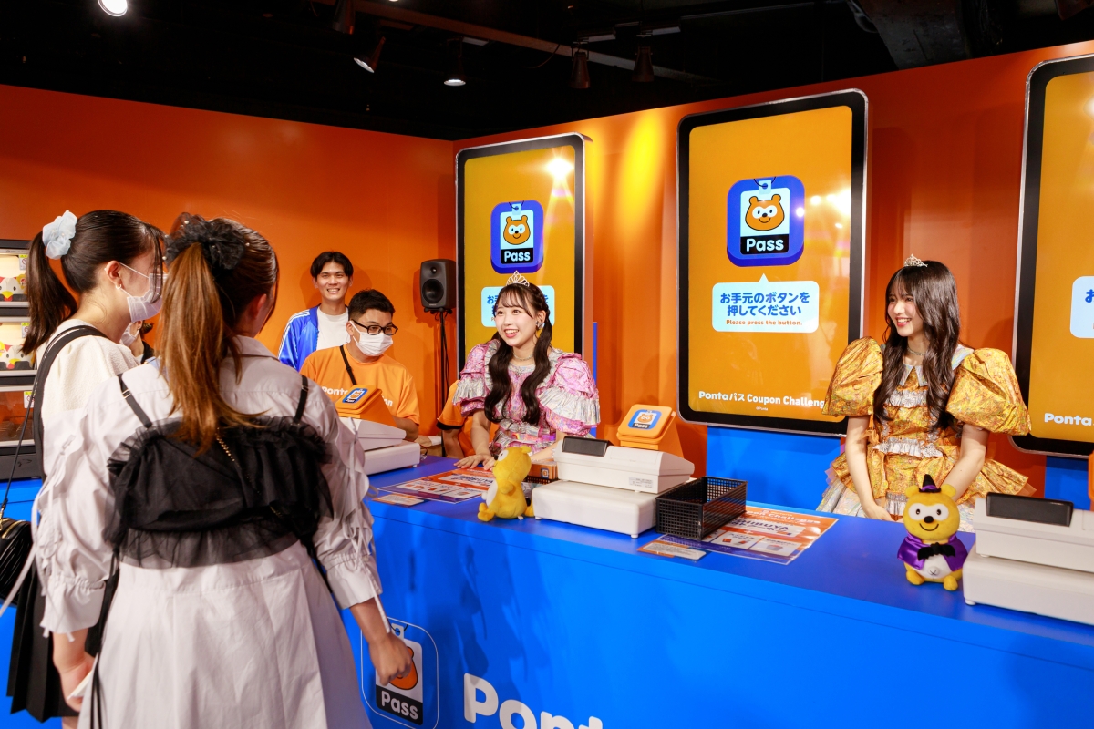 「Ponta パス Station」に FRUITS ZIPPER・松本かれんと鎮西寿々歌が登場！初めての１日店長イベントで突発的なトラブルも可愛く対応！ 特技の一発ギャグも披露！「Ponta パス Station」は 10 月 13 日まで開催中！