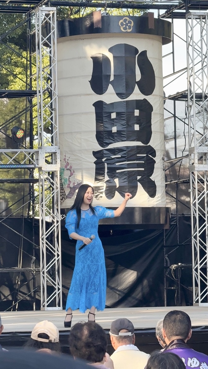 門松みゆき 小田原ちょうちんまつりステージで地元に感謝。提灯より大きな存在に。