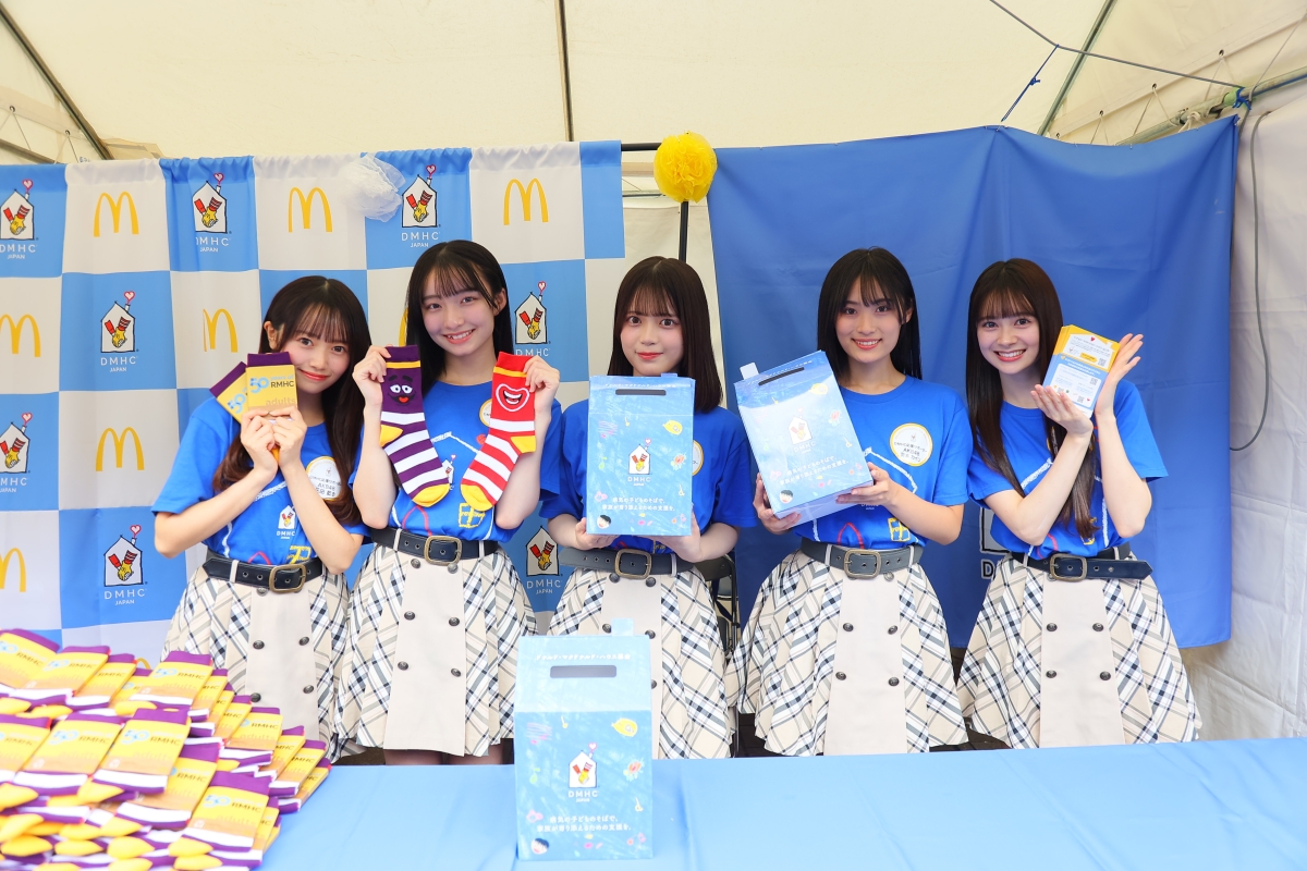 AKB48の19期研究生がドナルド・マクドナルド・ハウスを訪問し、支援を呼びかけ！初のイベント出演で「青いマックの日」に参加