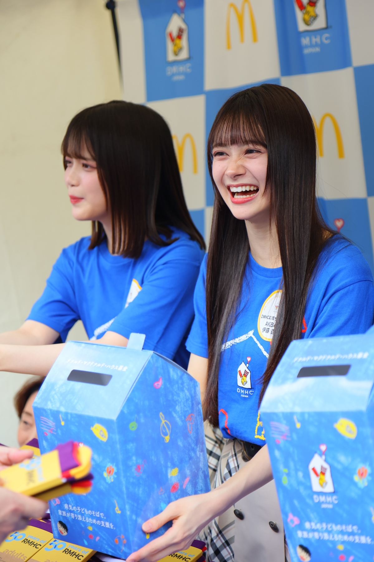 AKB48の19期研究生がドナルド・マクドナルド・ハウスを訪問し、支援を呼びかけ！初のイベント出演で「青いマックの日」に参加