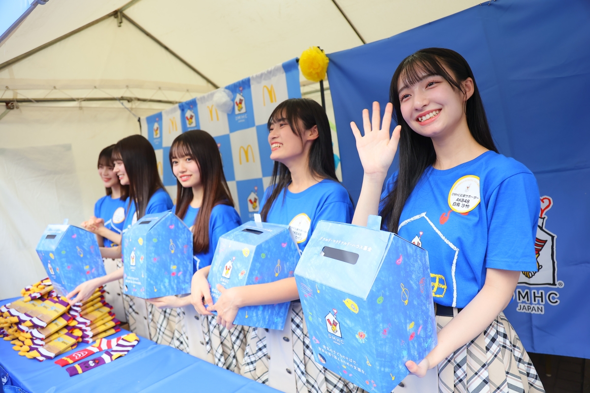 AKB48の19期研究生がドナルド・マクドナルド・ハウスを訪問し、支援を呼びかけ！初のイベント出演で「青いマックの日」に参加