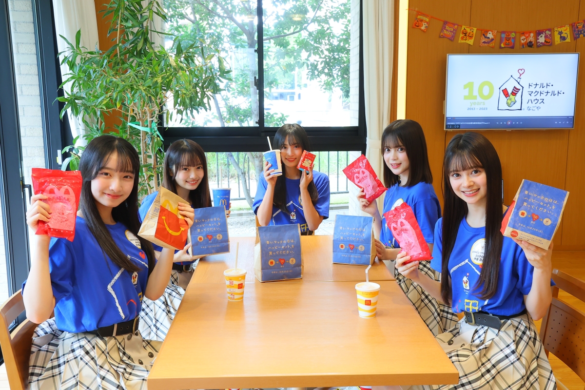 AKB48の19期研究生がドナルド・マクドナルド・ハウスを訪問し、支援を呼びかけ！初のイベント出演で「青いマックの日」に参加