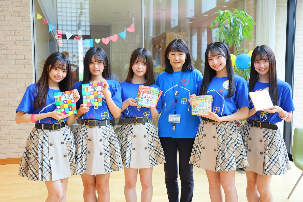 AKB48の19期研究生がドナルド・マクドナルド・ハウスを訪問し、支援を呼びかけ！初のイベント出演で「青いマックの日」に参加