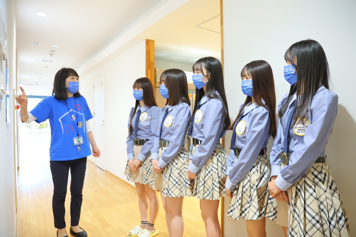 AKB48の19期研究生がドナルド・マクドナルド・ハウスを訪問し、支援を呼びかけ！初のイベント出演で「青いマックの日」に参加