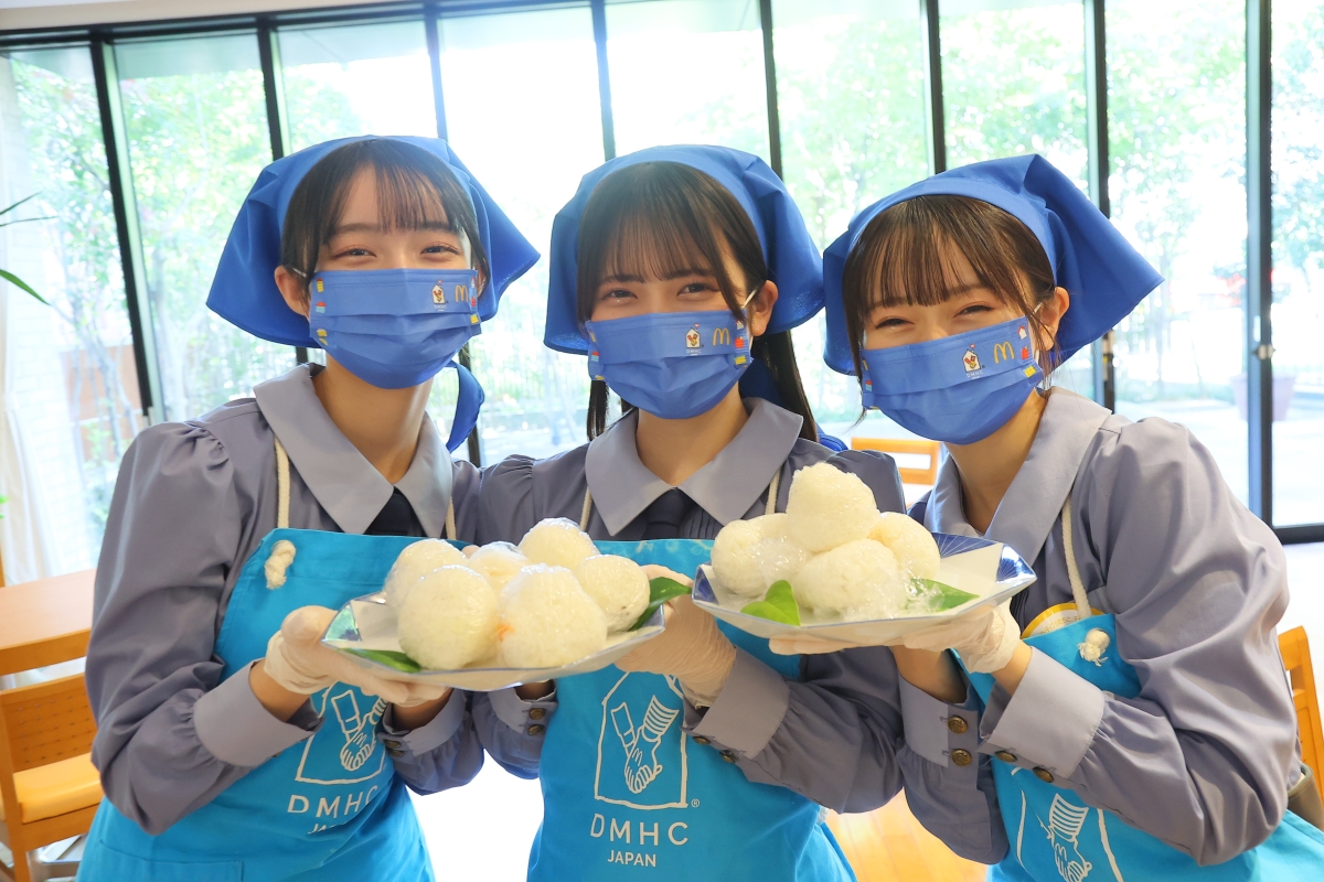 AKB48の19期研究生がドナルド・マクドナルド・ハウスを訪問し、支援を呼びかけ！初のイベント出演で「青いマックの日」に参加