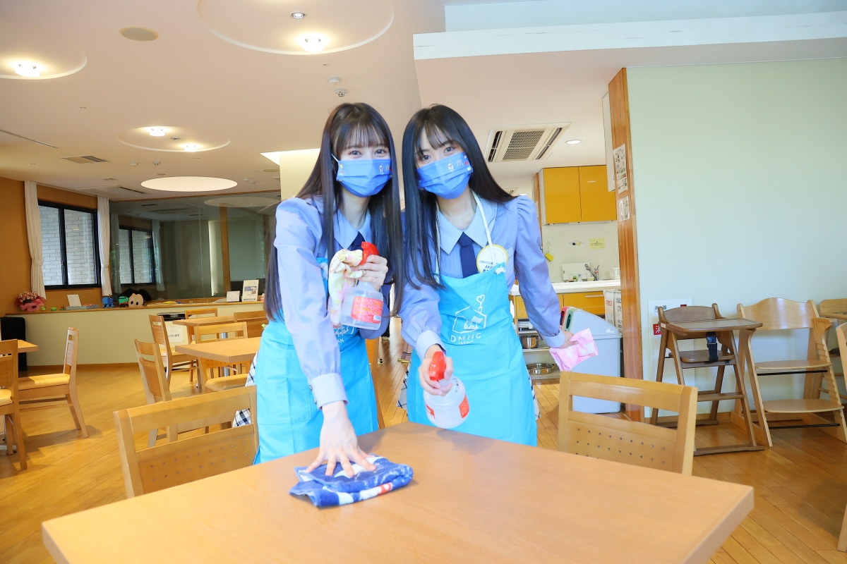 AKB48の19期研究生がドナルド・マクドナルド・ハウスを訪問し、支援を呼びかけ！初のイベント出演で「青いマックの日」に参加