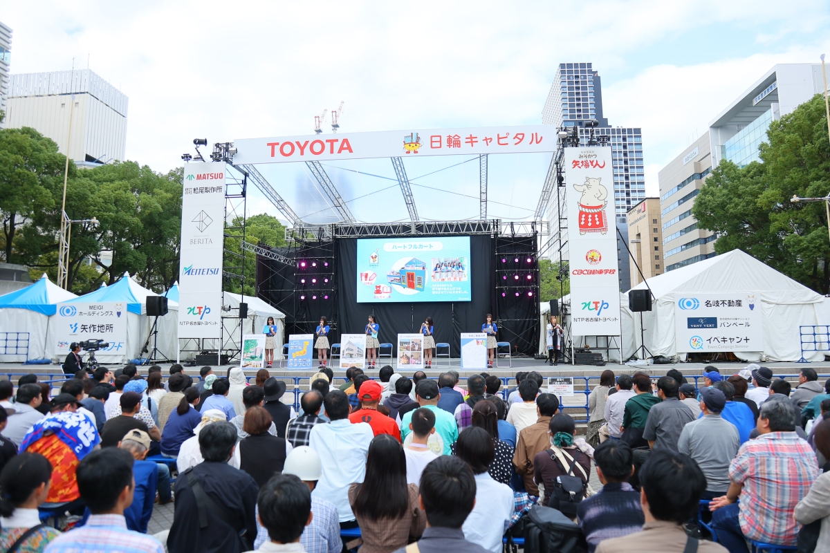 AKB48の19期研究生がドナルド・マクドナルド・ハウスを訪問し、支援を呼びかけ！初のイベント出演で「青いマックの日」に参加