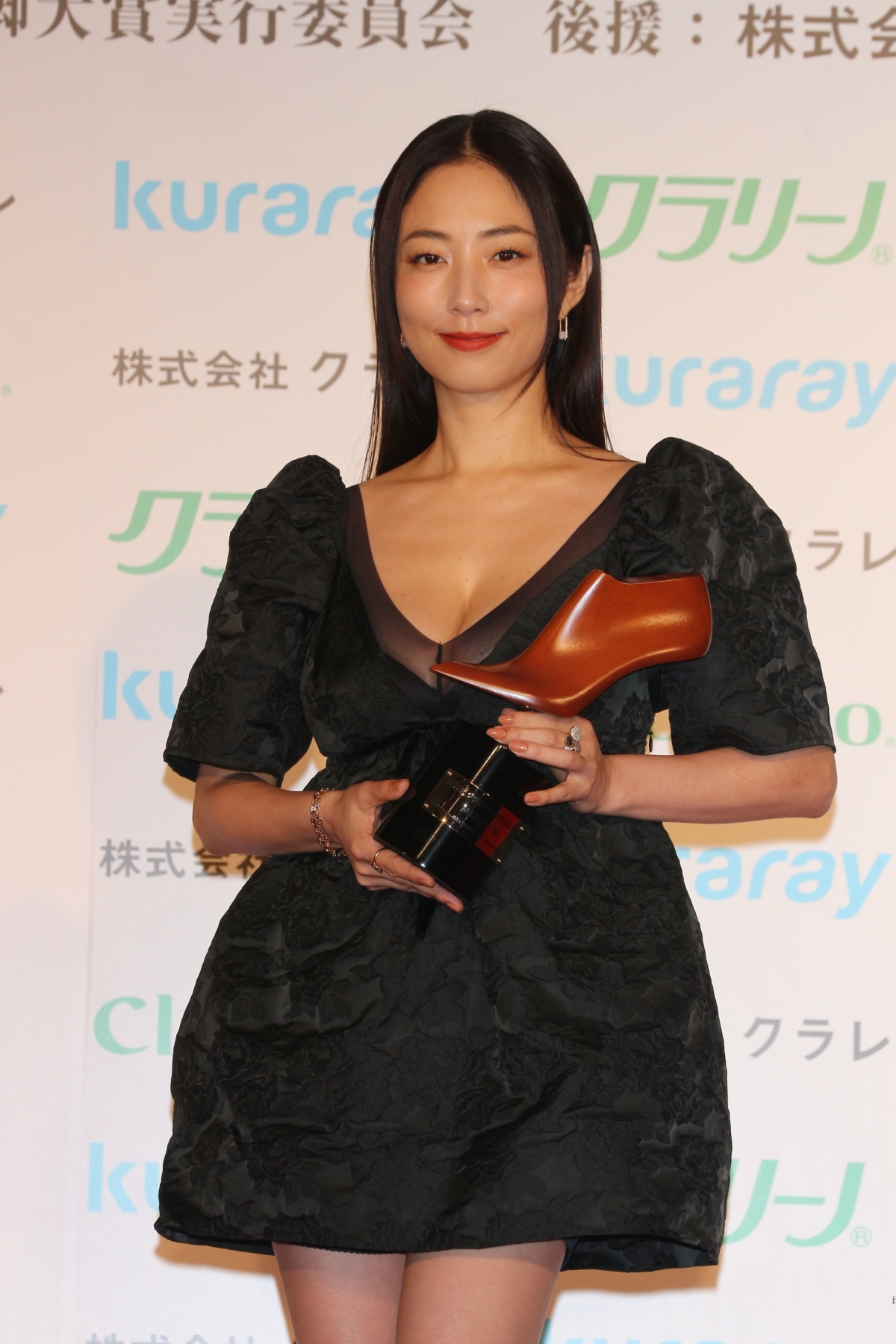 第20回クラリーノ美脚大賞2024 広瀬アリス「今までやってきたことは間違いじゃなかった」比嘉愛未「スカートちょっと短すぎました」MEGUMI「まさか自分が選んでいただけるとは」服部樹咲が各世代部門で初受賞 17 第20回クラリーノ美脚大賞2024 広瀬アリス「今までやってきたことは間違いじゃなかった」比嘉愛未「スカートちょっと短すぎました」MEGUMI「まさか自分が選んでいただけるとは」服部樹咲が各世代部門で初受賞