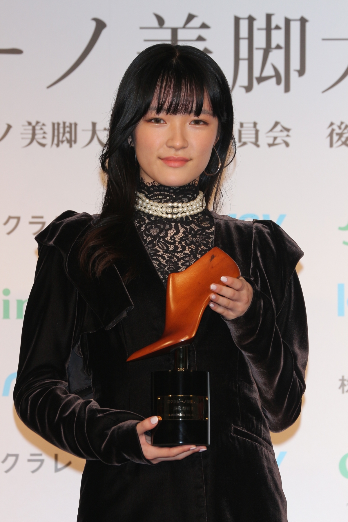 第20回クラリーノ美脚大賞2024 広瀬アリス「今までやってきたことは間違いじゃなかった」比嘉愛未「スカートちょっと短すぎました」MEGUMI「まさか自分が選んでいただけるとは」服部樹咲が各世代部門で初受賞 5 第20回クラリーノ美脚大賞2024 広瀬アリス「今までやってきたことは間違いじゃなかった」比嘉愛未「スカートちょっと短すぎました」MEGUMI「まさか自分が選んでいただけるとは」服部樹咲が各世代部門で初受賞