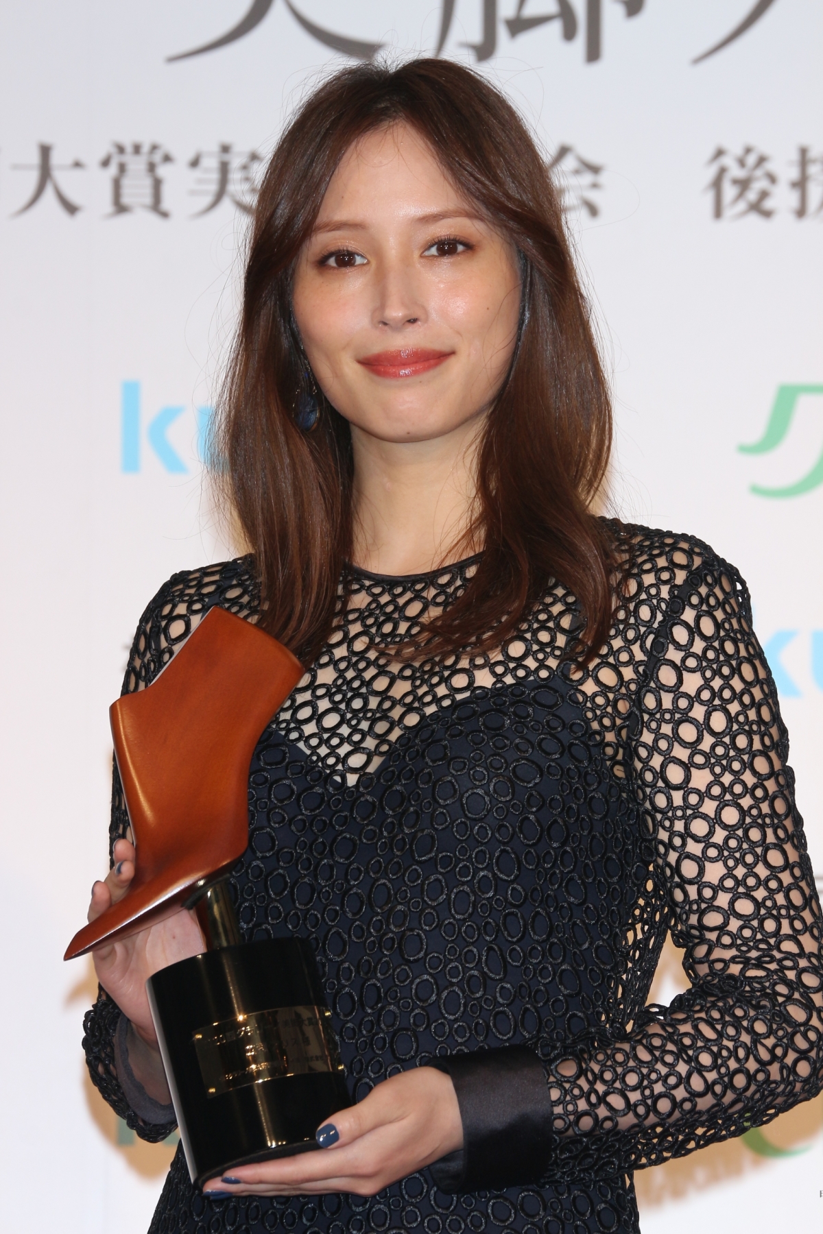 第20回クラリーノ美脚大賞2024 広瀬アリス「今までやってきたことは間違いじゃなかった」比嘉愛未「スカートちょっと短すぎました」MEGUMI「まさか自分が選んでいただけるとは」服部樹咲が各世代部門で初受賞 9 第20回クラリーノ美脚大賞2024 広瀬アリス「今までやってきたことは間違いじゃなかった」比嘉愛未「スカートちょっと短すぎました」MEGUMI「まさか自分が選んでいただけるとは」服部樹咲が各世代部門で初受賞