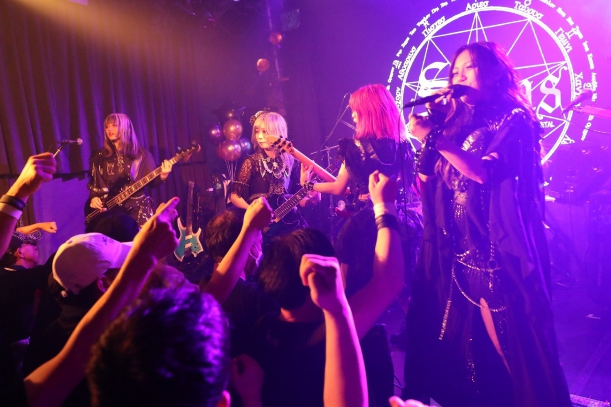 未来に向かって輝き続けよう。満員の観客たち前に誓ったSiriusのワンマン公演をレポート!
