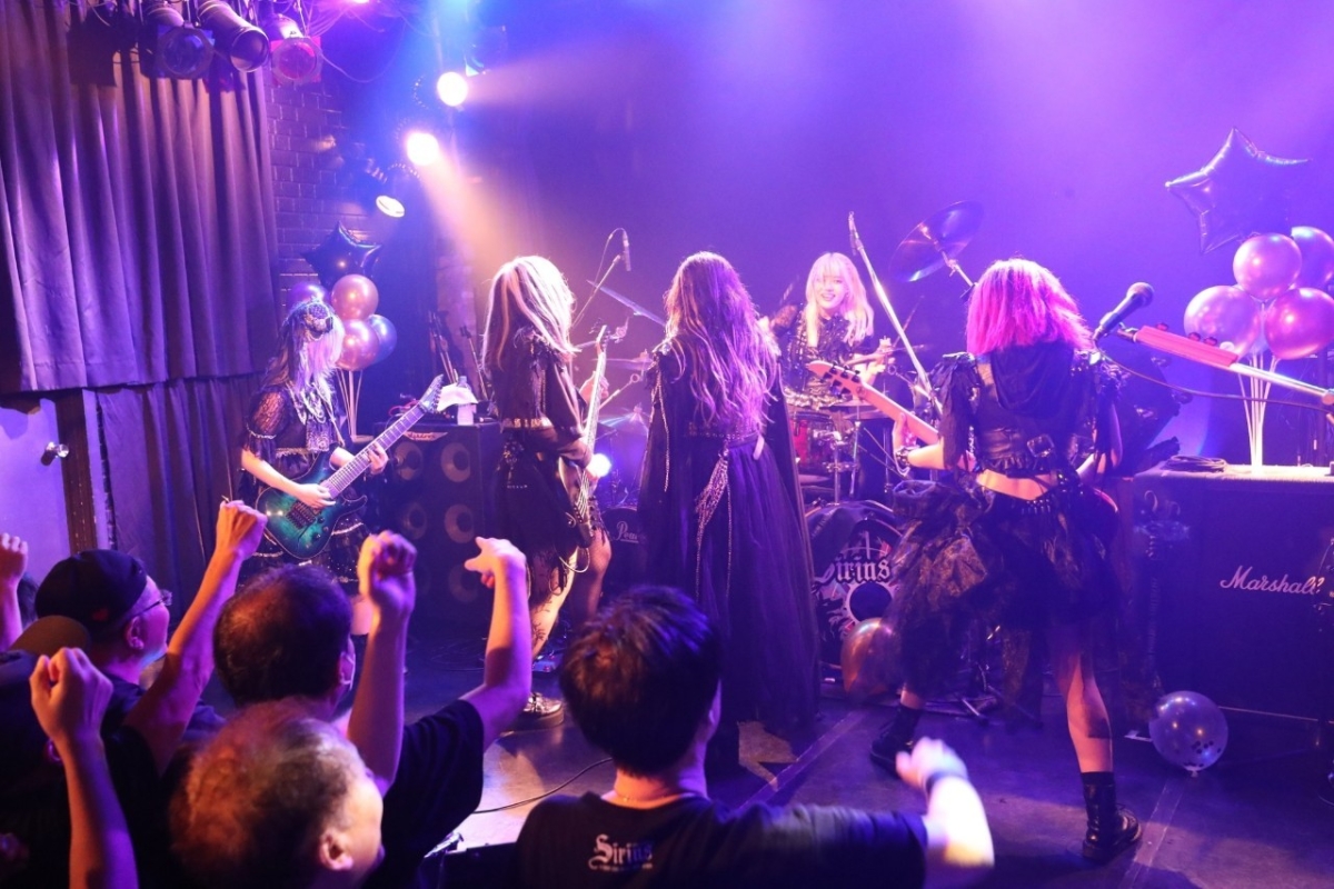 未来に向かって輝き続けよう。満員の観客たち前に誓ったSiriusのワンマン公演をレポート!