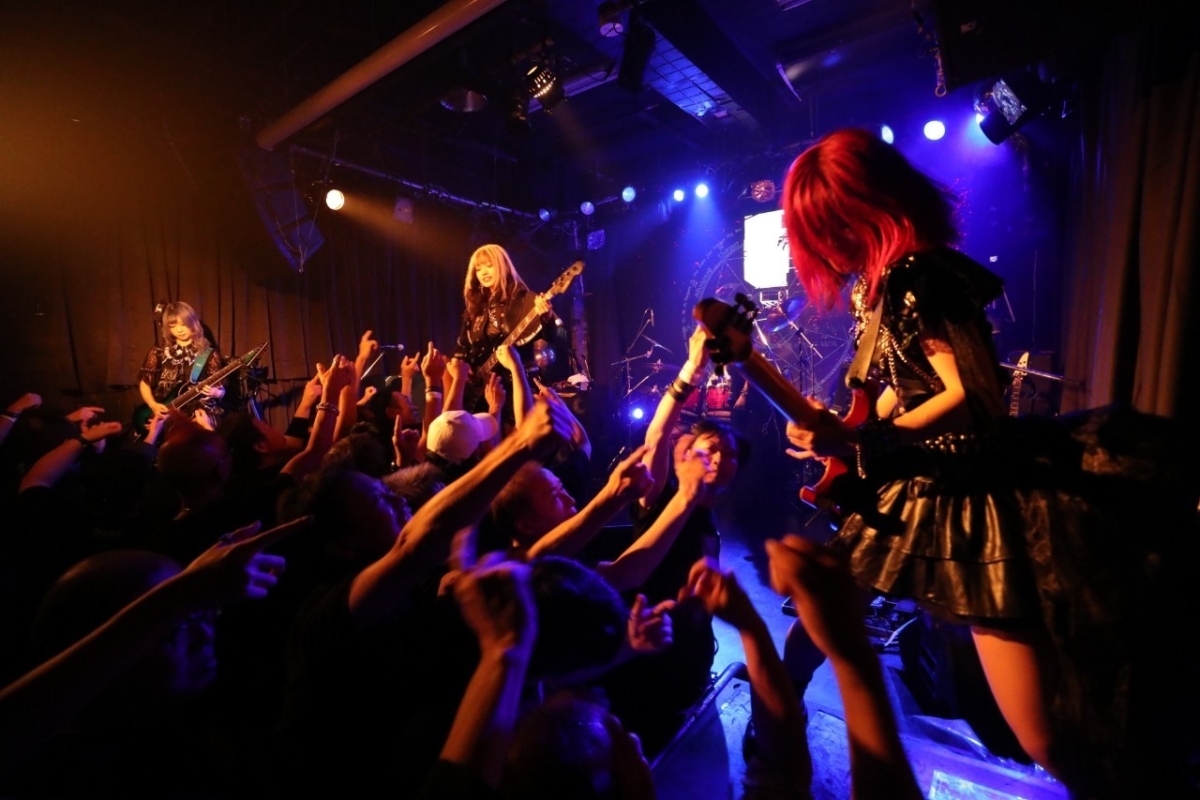 未来に向かって輝き続けよう。満員の観客たち前に誓ったSiriusのワンマン公演をレポート!