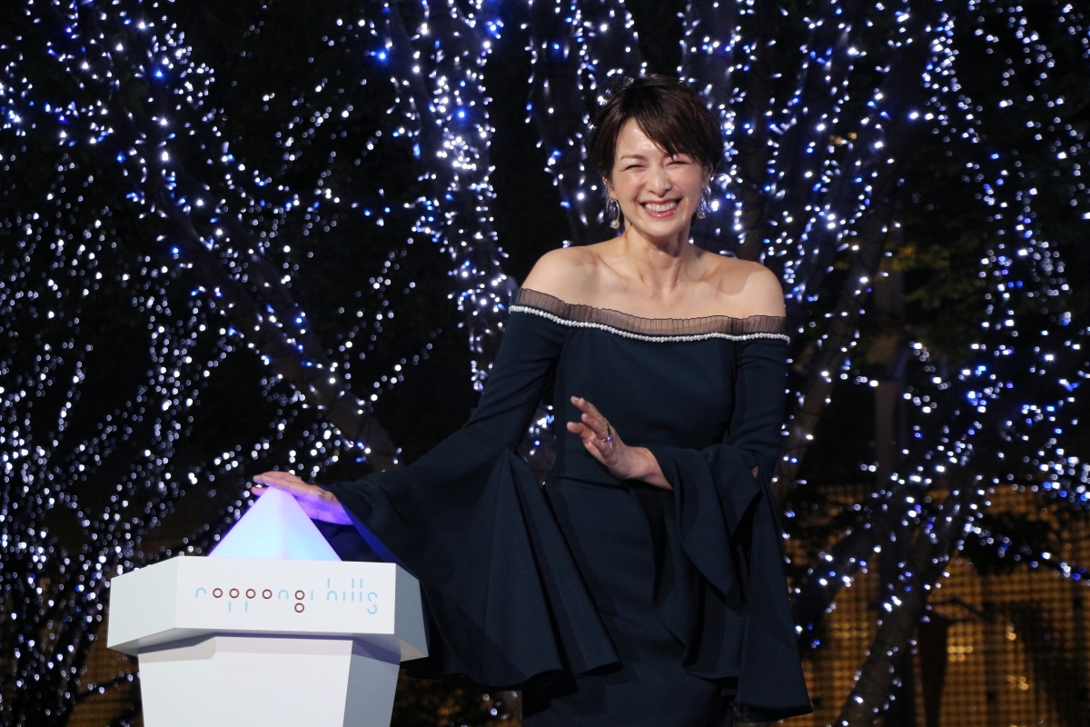 「大人の魅力満載」吉瀬美智子が六本木ヒルズのイルミネーション点灯式に登場✨