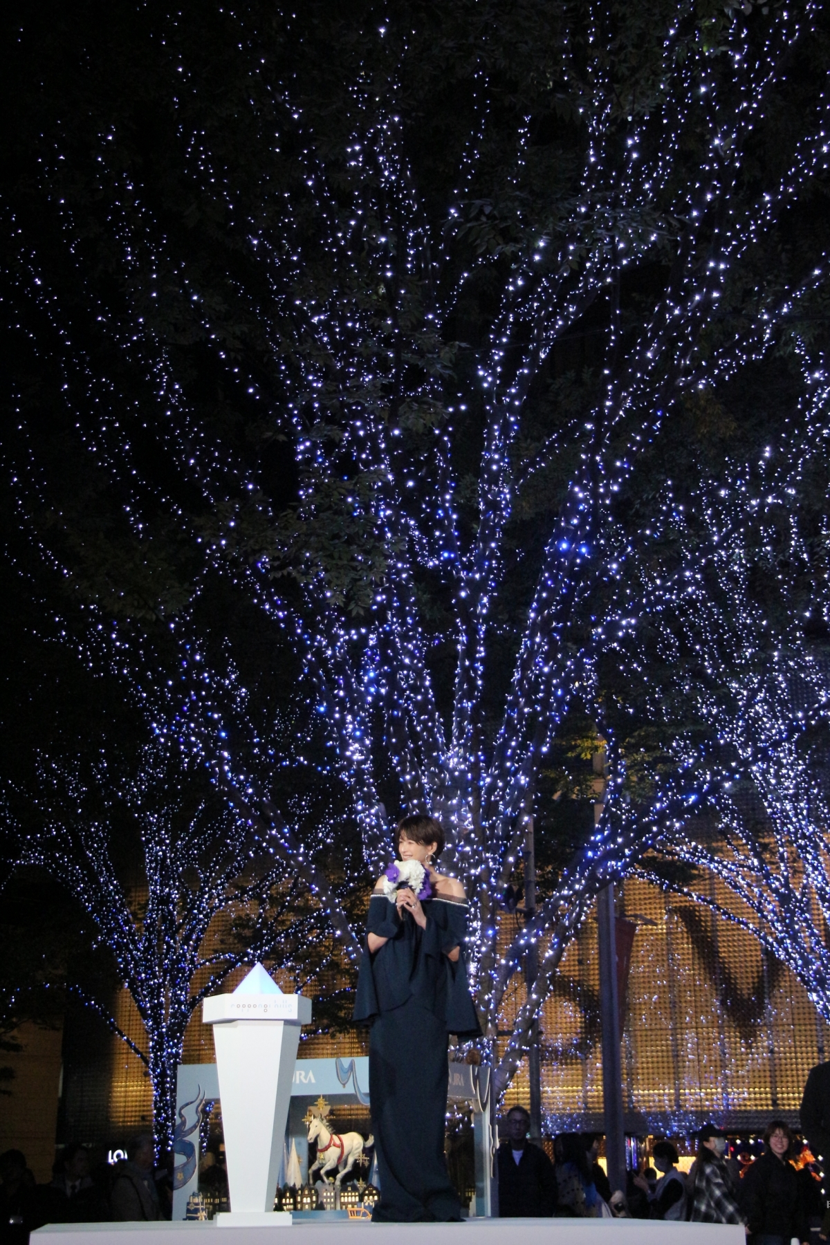 「大人の魅力満載」吉瀬美智子が六本木ヒルズのイルミネーション点灯式に登場✨