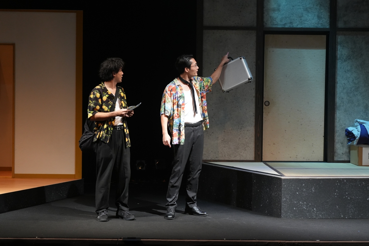 【劇団EXILE】小澤雄太×八木将康プロジェクト“OZAYASU”待望の第2弾！ 舞台『丸裸刑事』開幕！！ 東ブクロ、新田恵美、世界、SWAYらが日替わりゲストで登場！ 11/12（火）公開ゲネプロ/囲み取材　ネタバレありの”丸裸”レポート