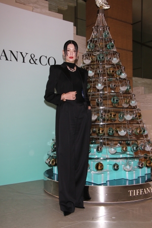 三吉彩花、ティファニーの輝きと共に登場!「街がきらびやかで美しい」 2 三吉彩花、ティファニーの輝きと共に登場!「街がきらびやかで美しい」