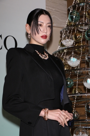 三吉彩花、ティファニーの輝きと共に登場!「街がきらびやかで美しい」 4 三吉彩花、ティファニーの輝きと共に登場!「街がきらびやかで美しい」
