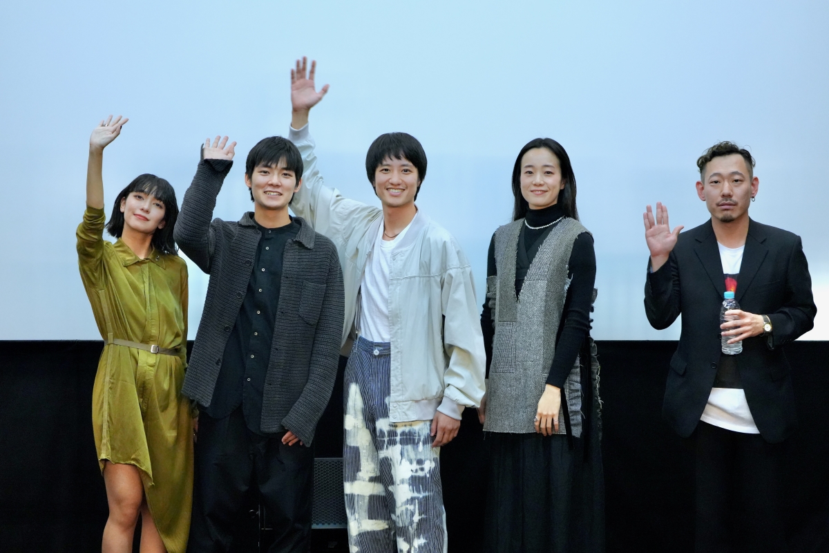 第34回東京国際映画祭Amazon Prime Video テイクワン賞受賞 金允洙(キム・ユンス)監督オリジナル脚本による長編デビュー作 映画『あるいは、ユートピア』ユーロスペースで初日舞台挨拶実施! 藤原季節、大場みなみ、杉田雷麟、愛鈴、金允洙監督が登壇! 藤原季節「金監督の長編デビュー作の一員になれたことが光栄。キャストにもスタッフにも恵まれて、幸福な映画体験になった作品。」 1 第34回東京国際映画祭Amazon Prime Video テイクワン賞受賞 金允洙(キム・ユンス)監督オリジナル脚本による長編デビュー作 映画『あるいは、ユートピア』ユーロスペースで初日舞台挨拶実施! 藤原季節、大場みなみ、杉田雷麟、愛鈴、金允洙監督が登壇! 藤原季節「金監督の長編デビュー作の一員になれたことが光栄。キャストにもスタッフにも恵まれて、幸福な映画体験になった作品。」