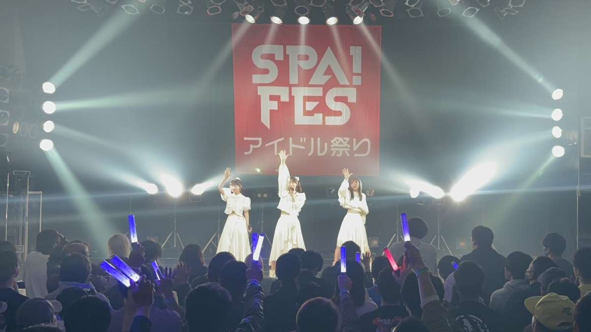 エイアイカ、熱狂の中行われた初のバンドワンマンは満員御礼！MVが話題の新曲「シルエット」「サビダケキャッチー」を含む全12曲を熱唱