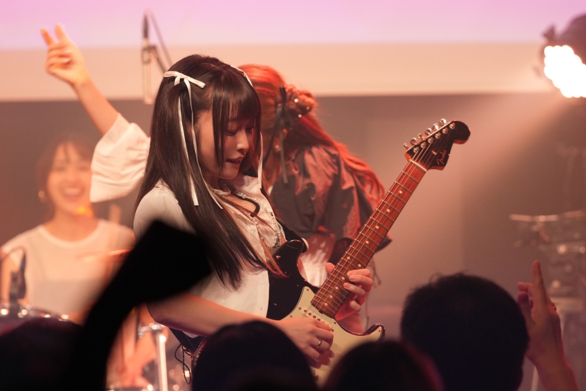 エイアイカ、熱狂の中行われた初のバンドワンマンは満員御礼！MVが話題の新曲「シルエット」「サビダケキャッチー」を含む全12曲を熱唱
