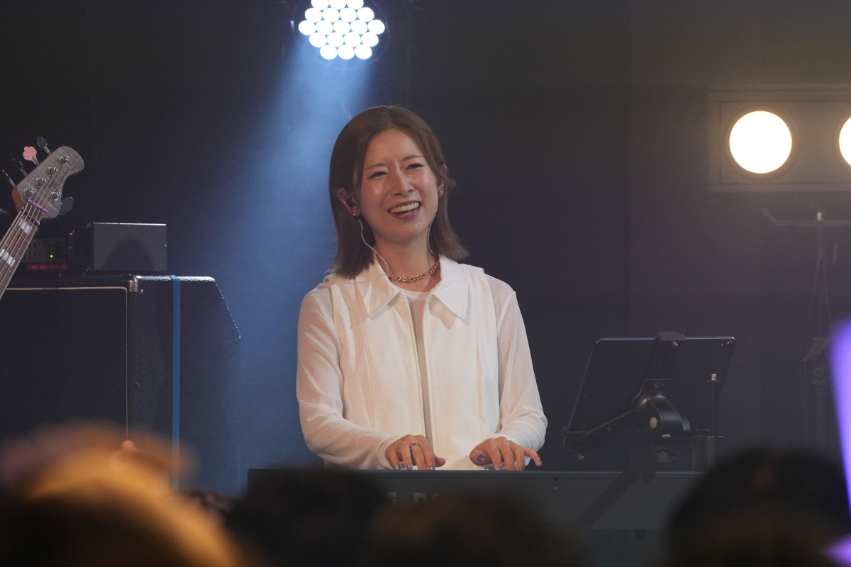 エイアイカ、熱狂の中行われた初のバンドワンマンは満員御礼！MVが話題の新曲「シルエット」「サビダケキャッチー」を含む全12曲を熱唱