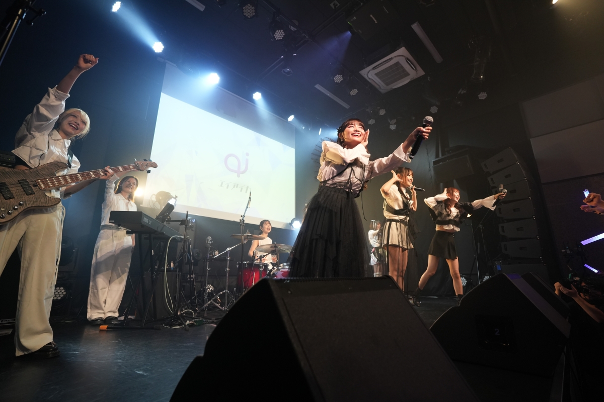 エイアイカ、熱狂の中行われた初のバンドワンマンは満員御礼！MVが話題の新曲「シルエット」「サビダケキャッチー」を含む全12曲を熱唱