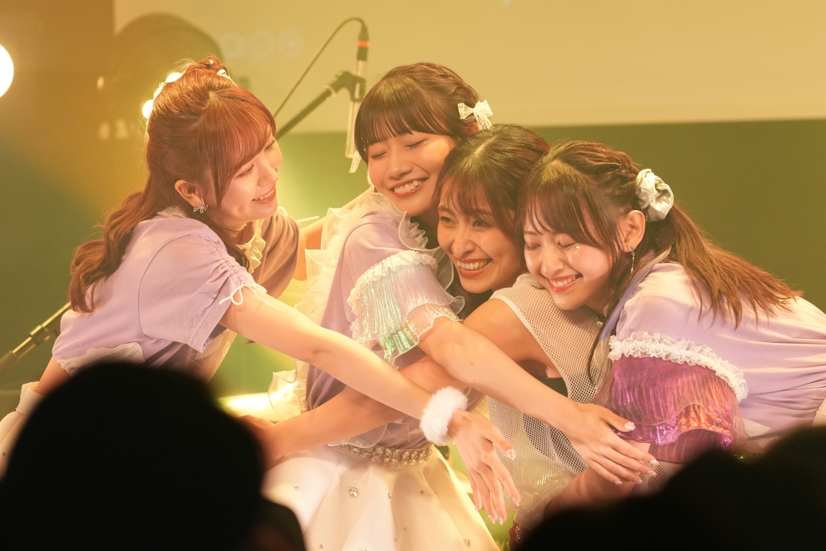 エイアイカ、熱狂の中行われた初のバンドワンマンは満員御礼！MVが話題の新曲「シルエット」「サビダケキャッチー」を含む全12曲を熱唱
