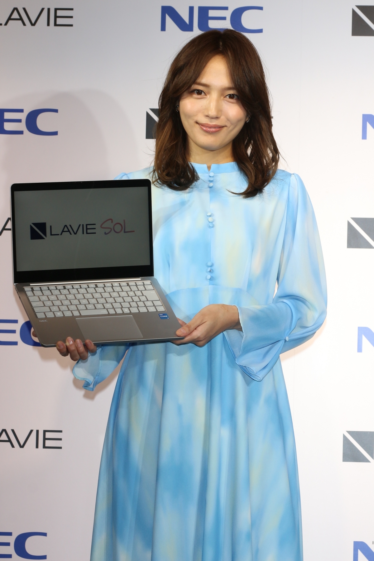 川口春奈 あなたの個性を輝かせるPC！川口春奈が「LAVIE SOL」の新CM発表会で