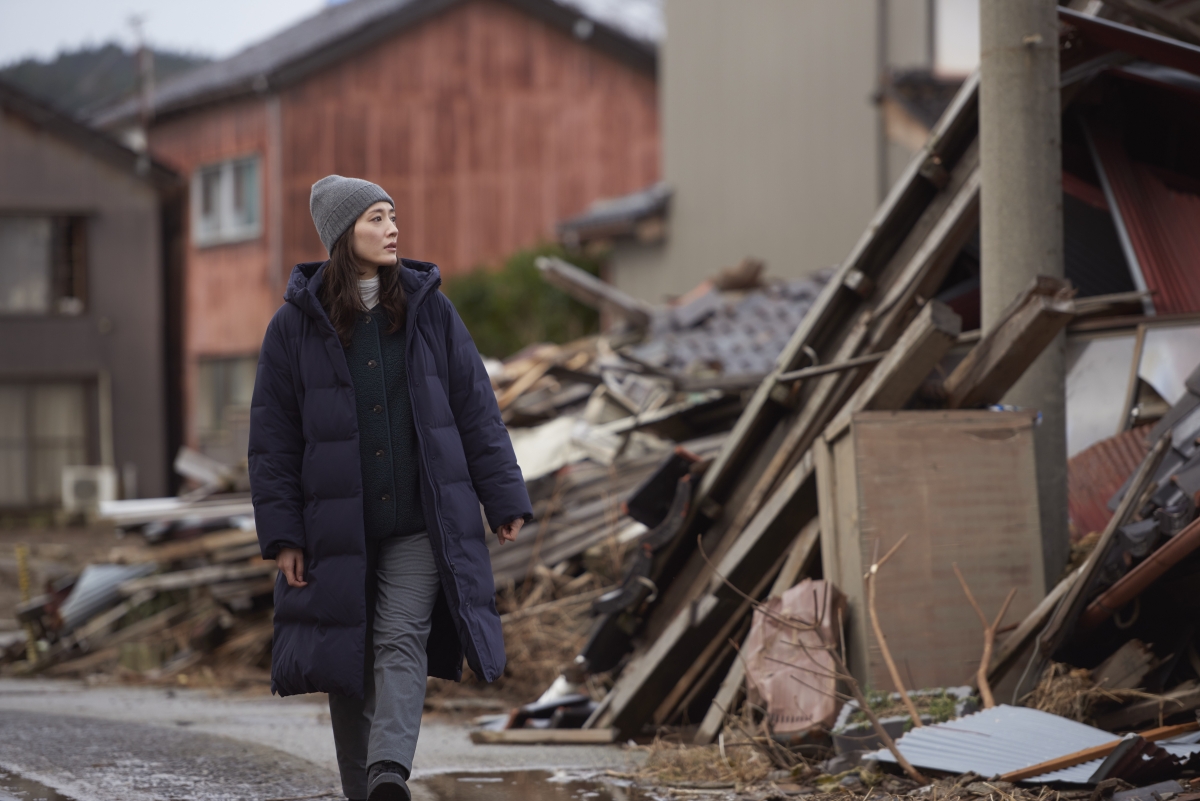 綾瀬はるか、能登半島地震の被災地を訪問 ヒートテックを寄贈し住民と交流