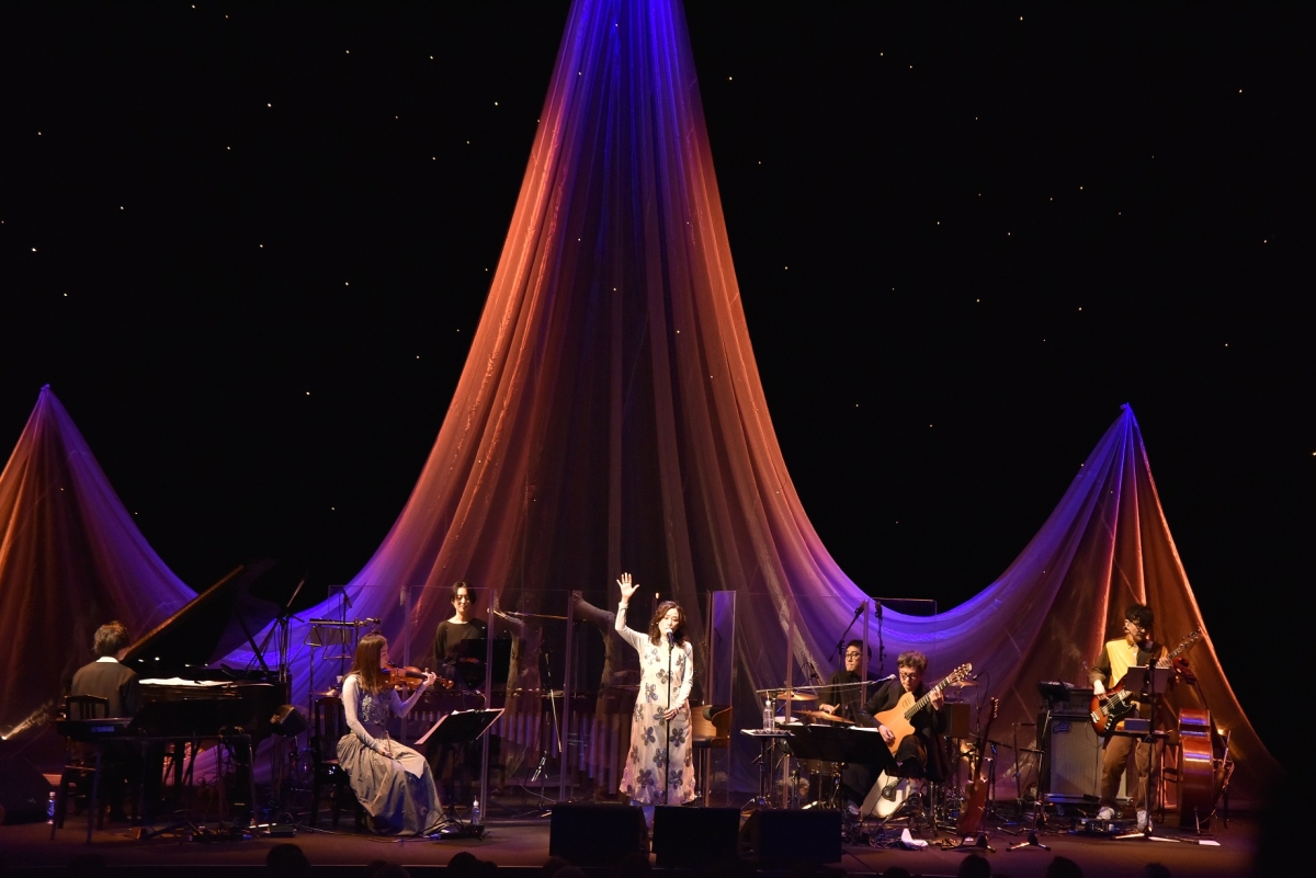 原田知世が新ミニ・アルバム『カリン』の発売記念ライヴを開催。音楽活動の充実ぶりを示す、伸びやかなヴォーカルで満員の観客を魅了