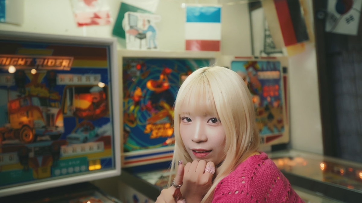 MIC RAW RUGAがレトロゲーム＆おもちゃ屋、スケボーショップ、謎の店を巡る疾走感溢れるMV公開！ 連続発売シングル第2弾「ASTRO JET」