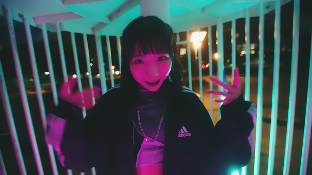 MIC RAW RUGAがレトロゲーム＆おもちゃ屋、スケボーショップ、謎の店を巡る疾走感溢れるMV公開！ 連続発売シングル第2弾「ASTRO JET」